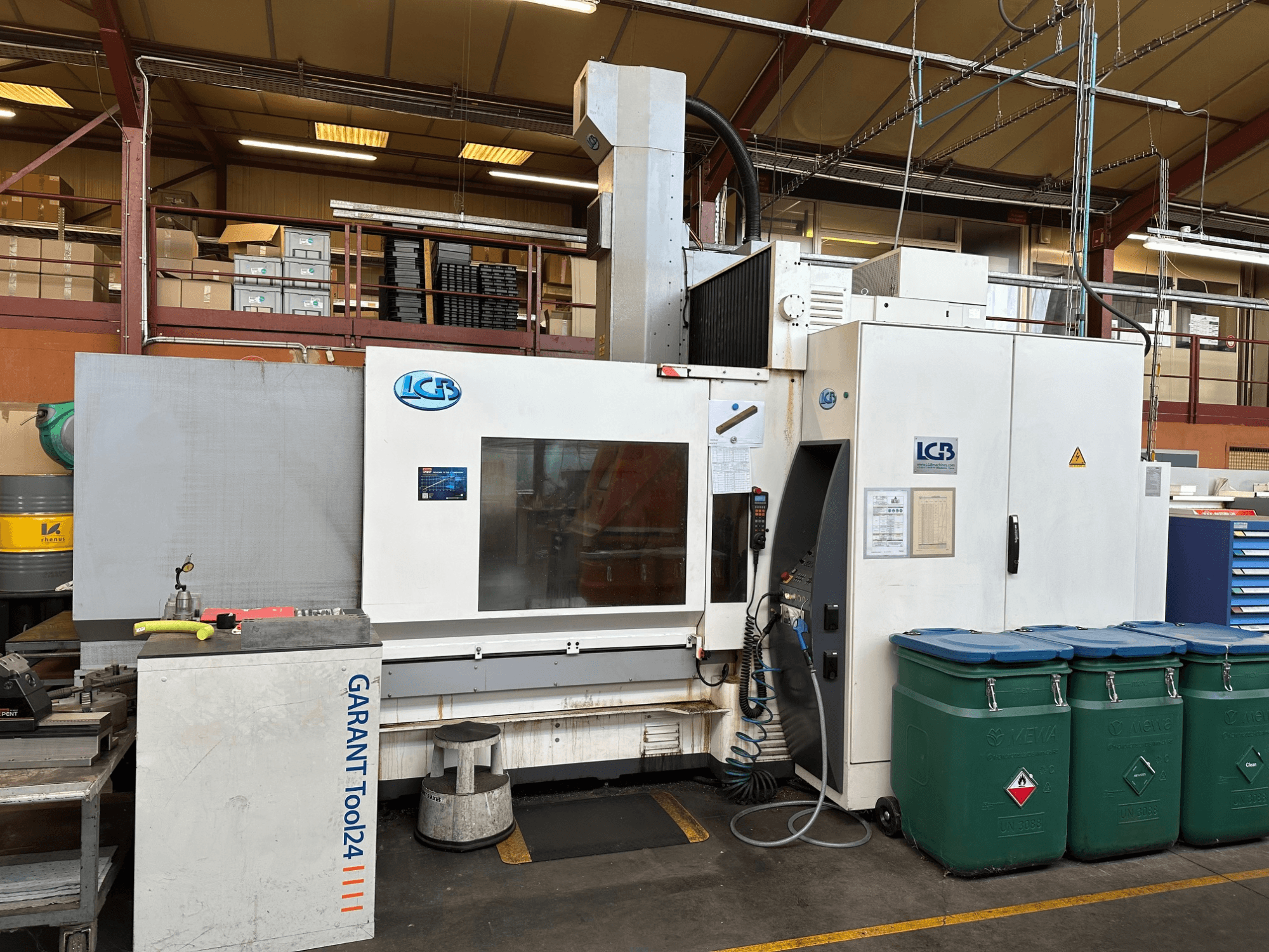 Macchina CNC LGB vista frontalmente, con workstation GARANT Tool24 e cestini verdi a lato.