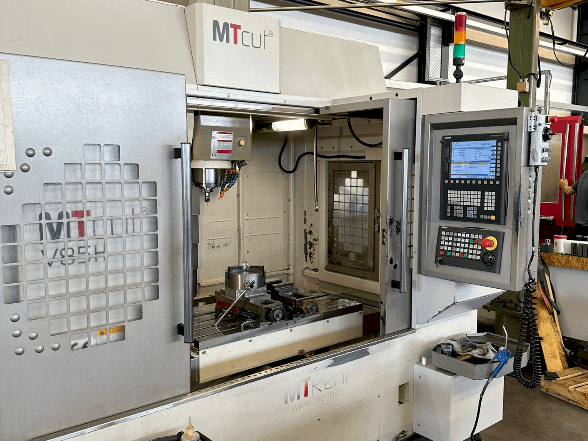 Vista frontale della macchina MTcut V 85 H