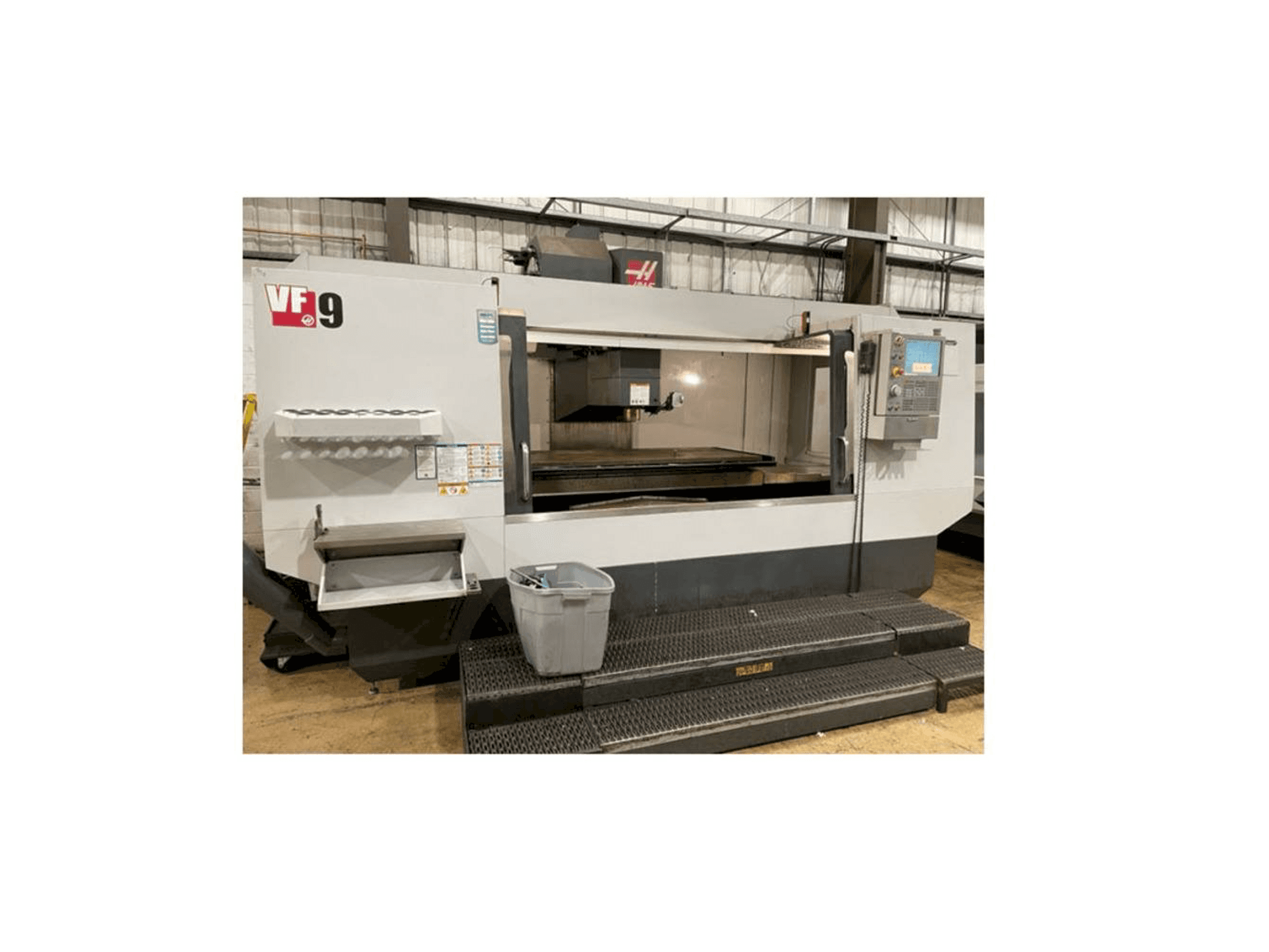 Vista frontale della macchina HAAS VF-9