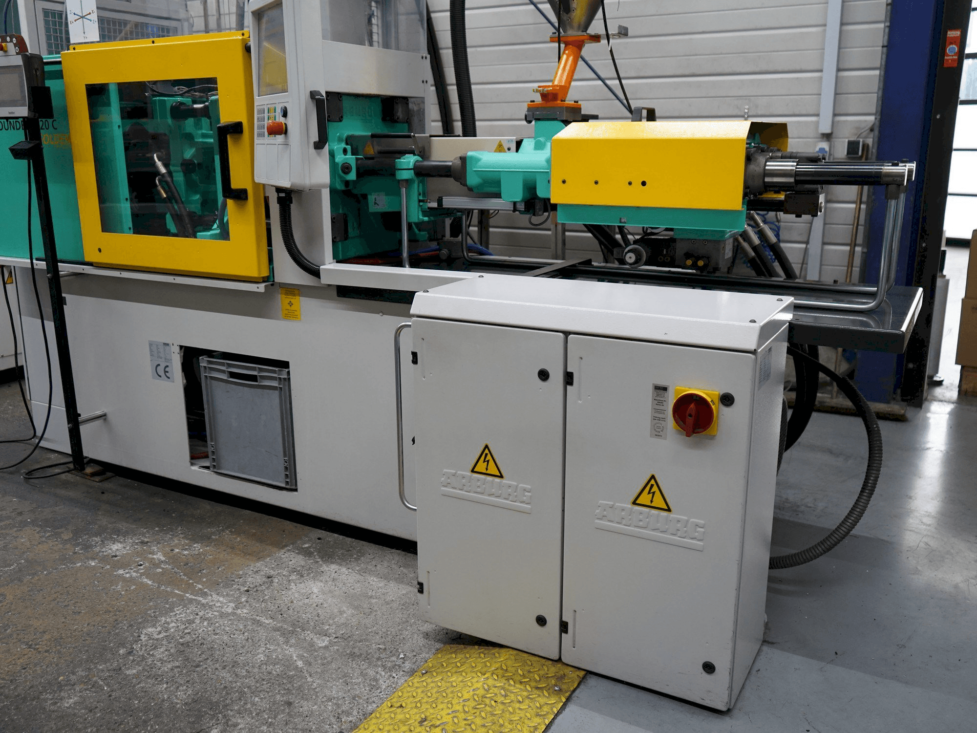 Vista frontale della macchina Arburg 320C (500-170)