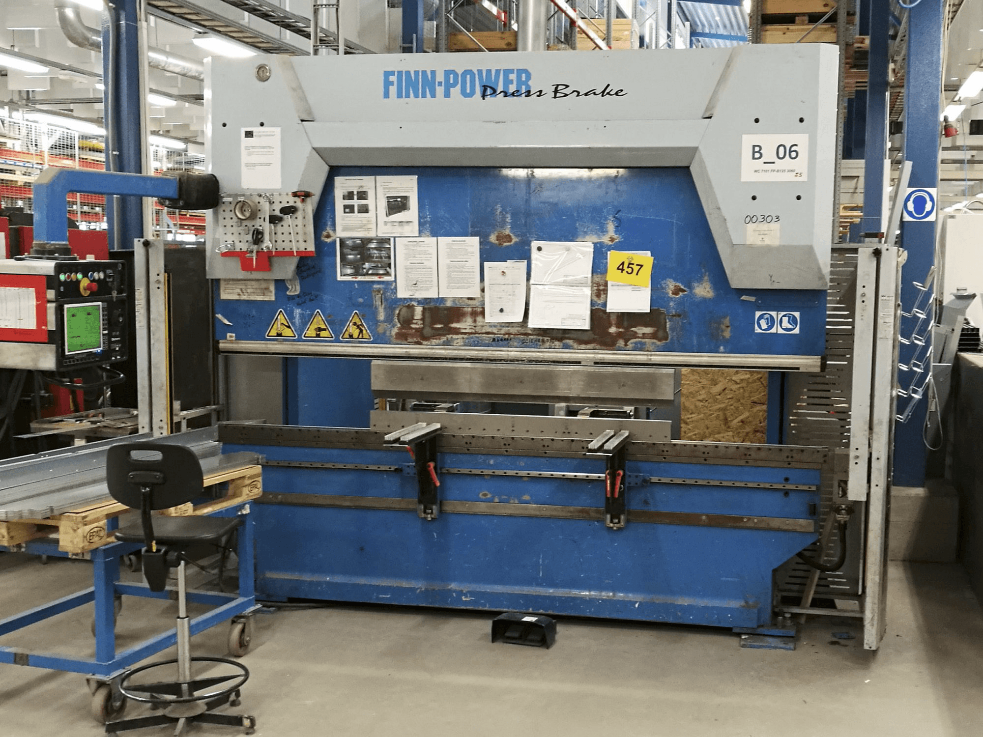 Vista frontale della macchina Finn-Power B 125-3060-C6W-GC