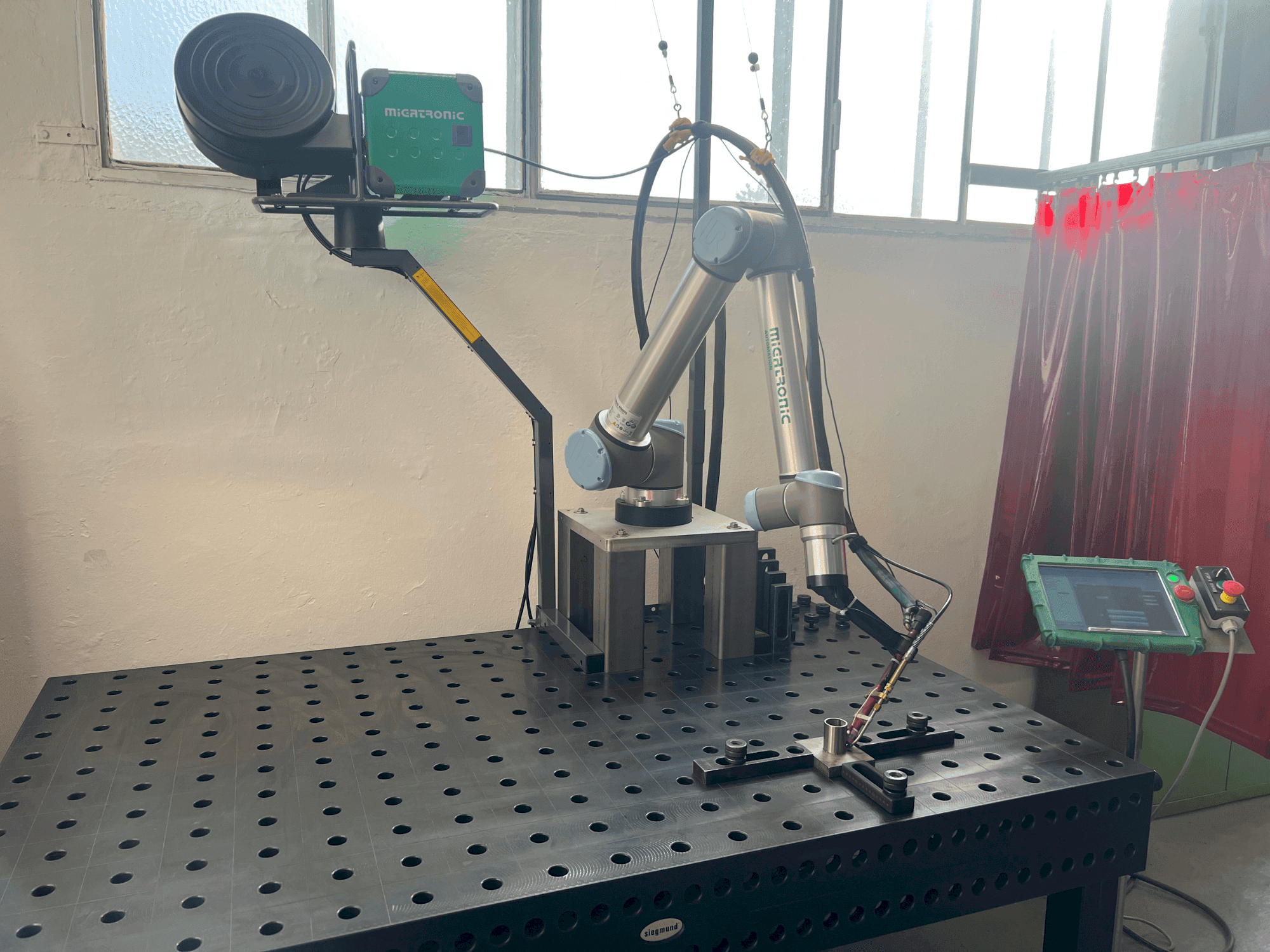 Vista frontale della macchina Universal Robots UR10 (2021)