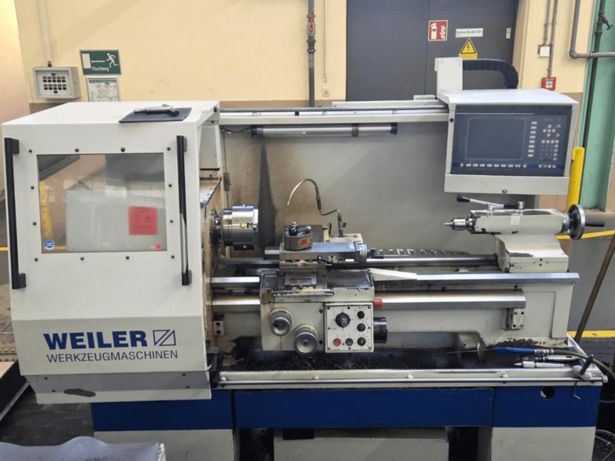 Tornio orizzontale Weiler E35 D, vista frontale, con pannello di controllo, mandrino e dettagli dell'area di taglio.