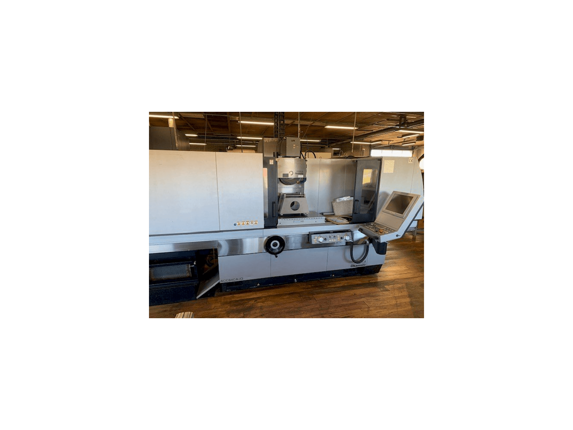 Vista frontale della macchina OKAMOTO ACC 84CA-iQ