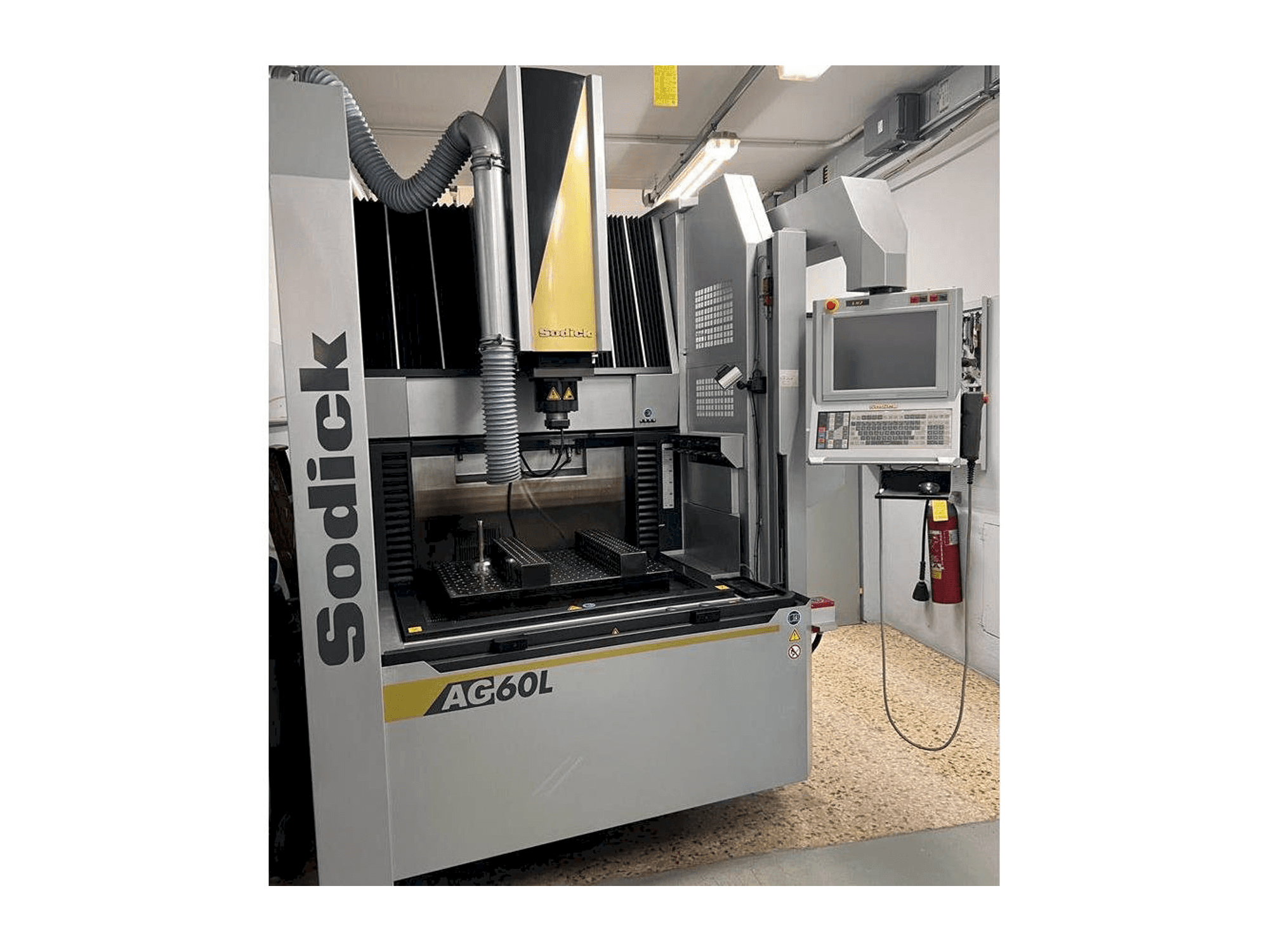 Vista frontale della macchina Sodick AG 60L