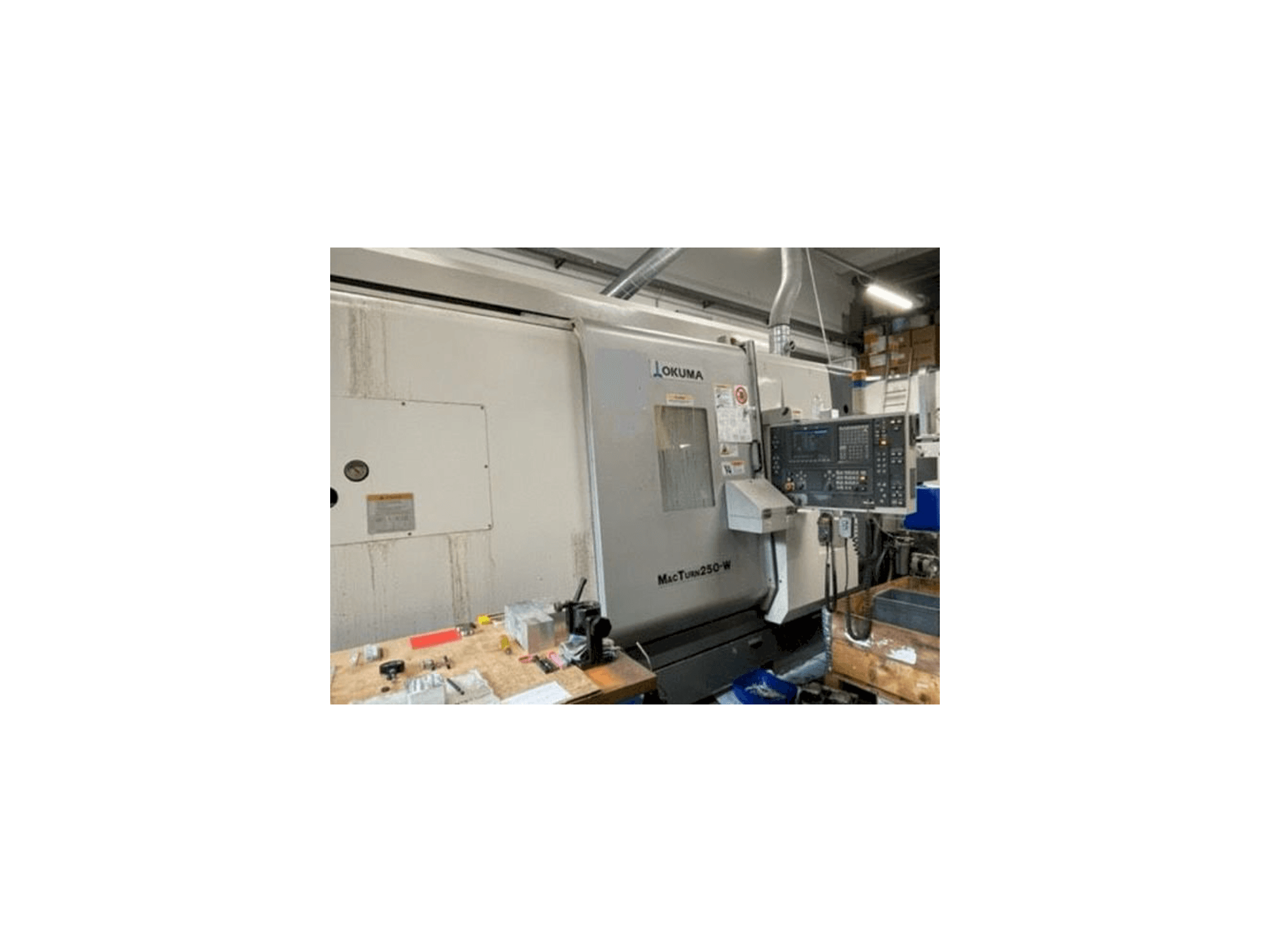 Vista frontale della macchina Okuma MACTURN 250W