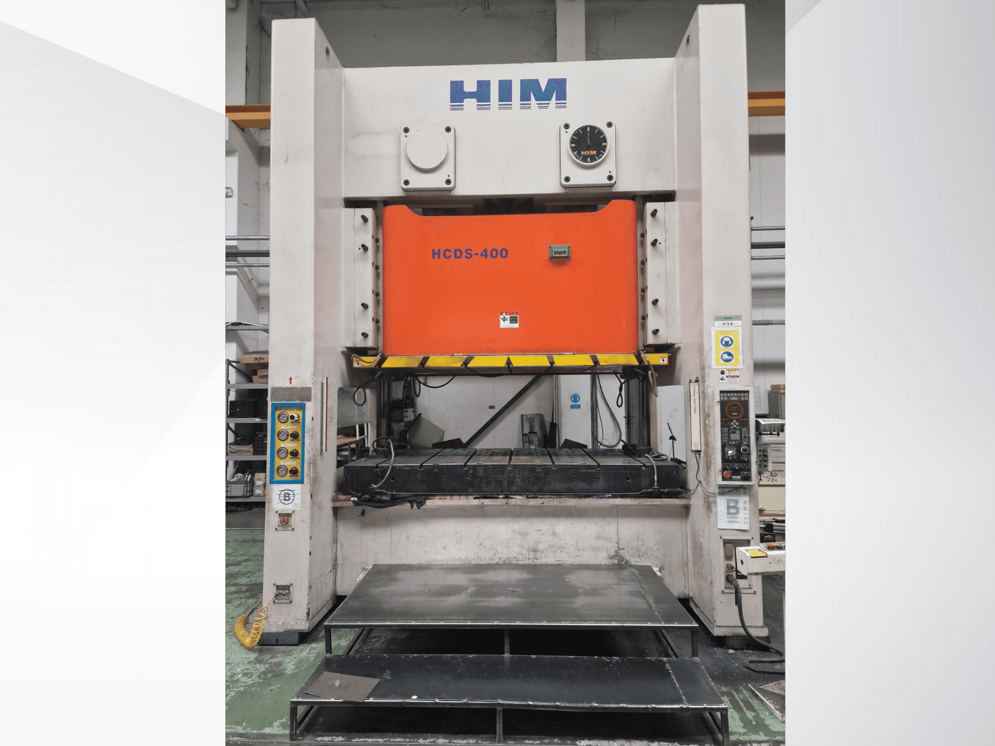 Vista frontale della pressa meccanica HIM HWAIL PRESS HCDS-400 con piastra di stampaggio arancione e pannello di controllo.