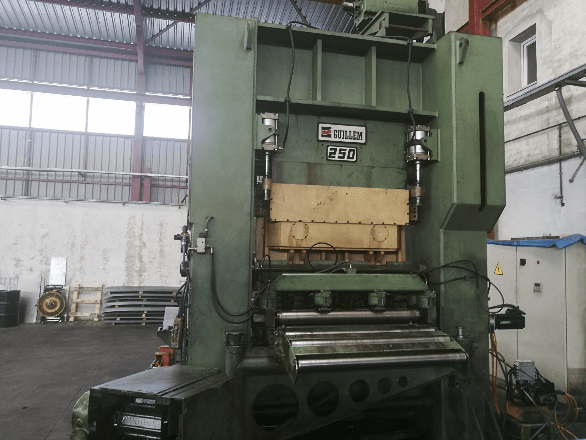 Vista frontale della macchina GUILLEM D2.250