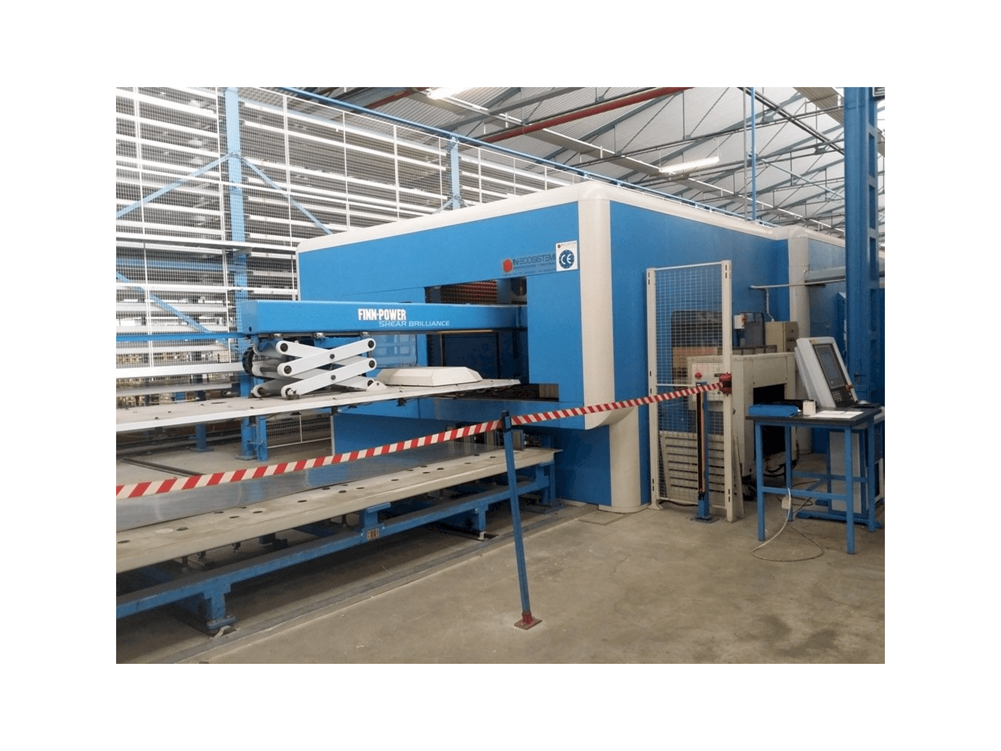 Vista frontale della macchina Finn-Power SB8