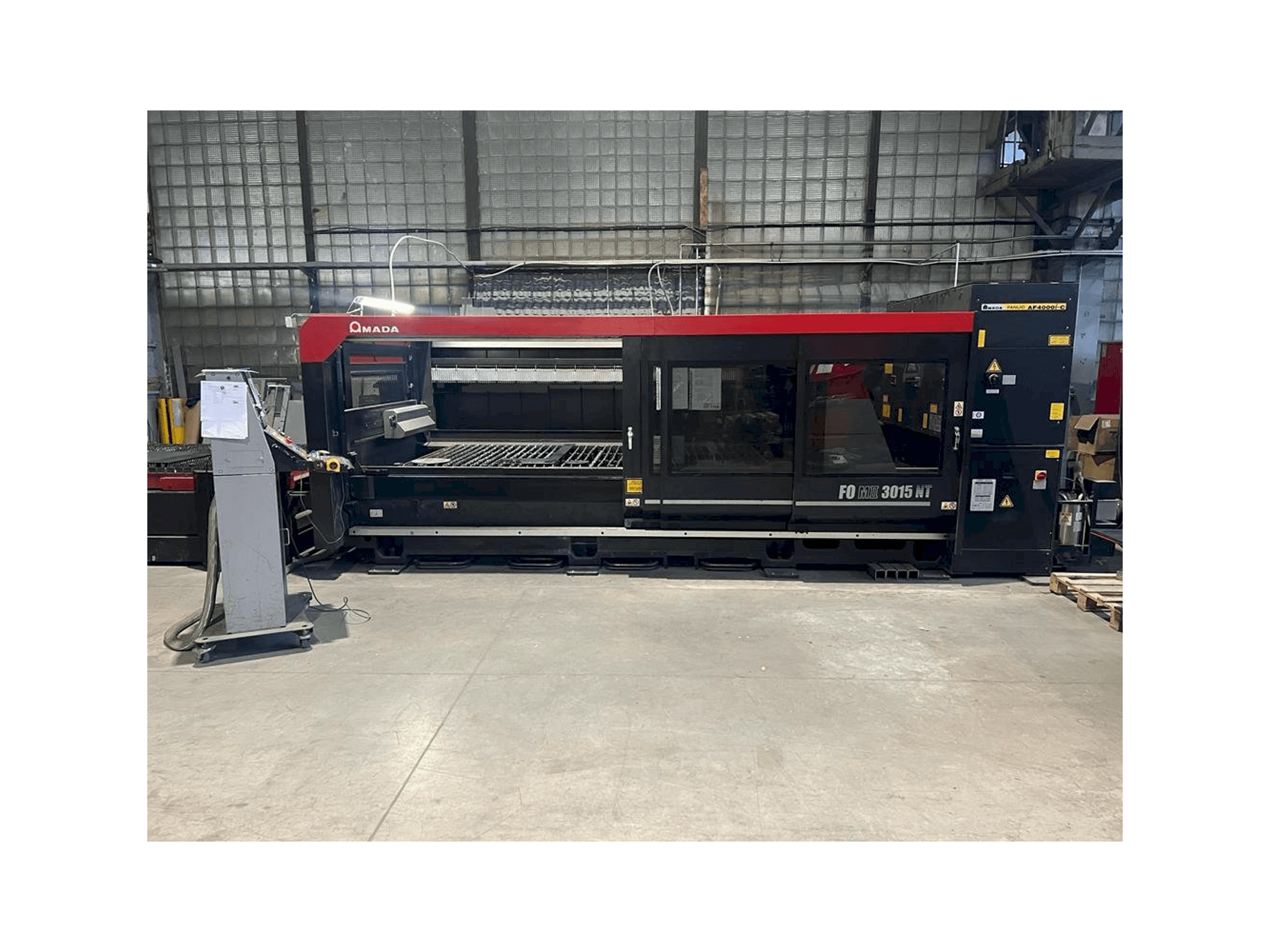Vista frontale della macchina AMADA F0 MII 3015 NT