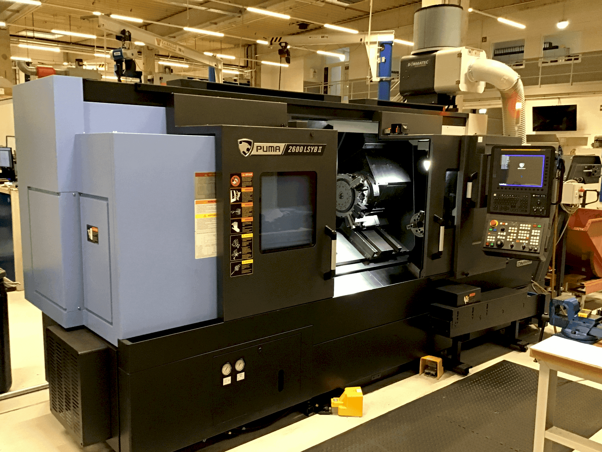 Vista frontale della macchina DN SOLUTIONS Puma 2600 LSYB II