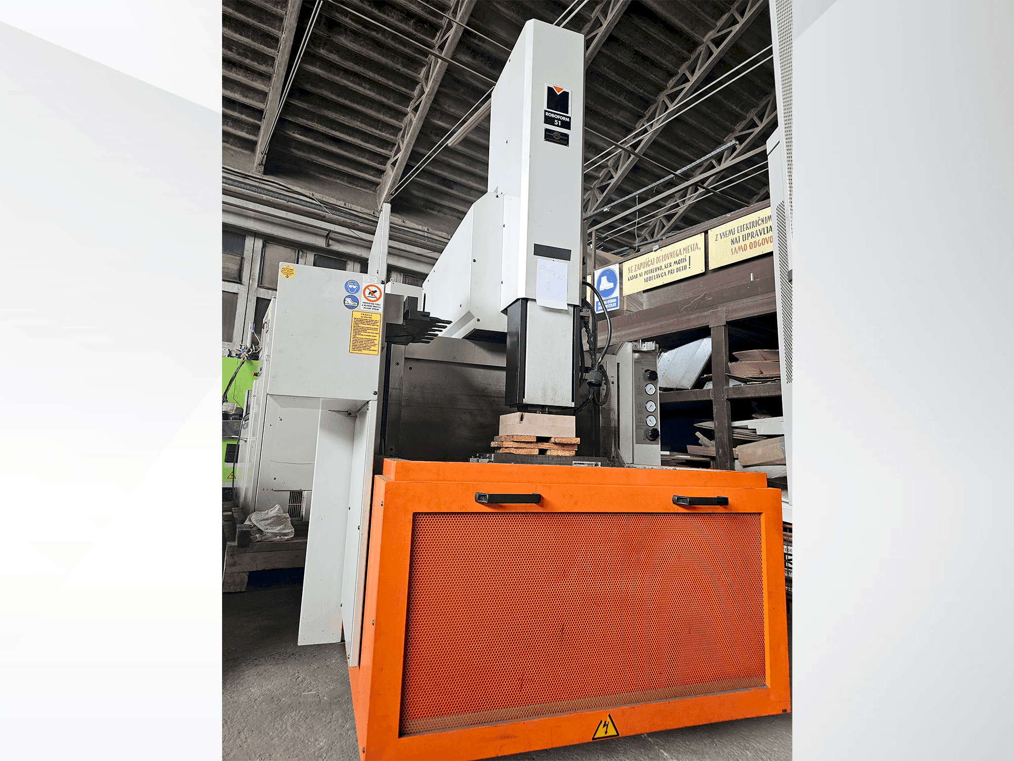 Vista frontale della macchina CHARMILLES ROBOFORM 51