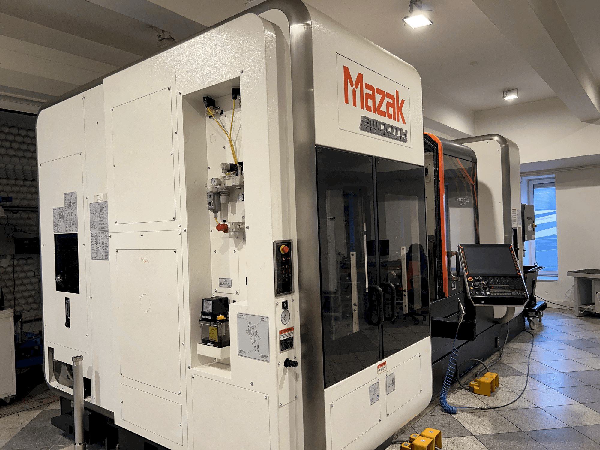 Vista frontale della macchina Mazak Integrex i-200S