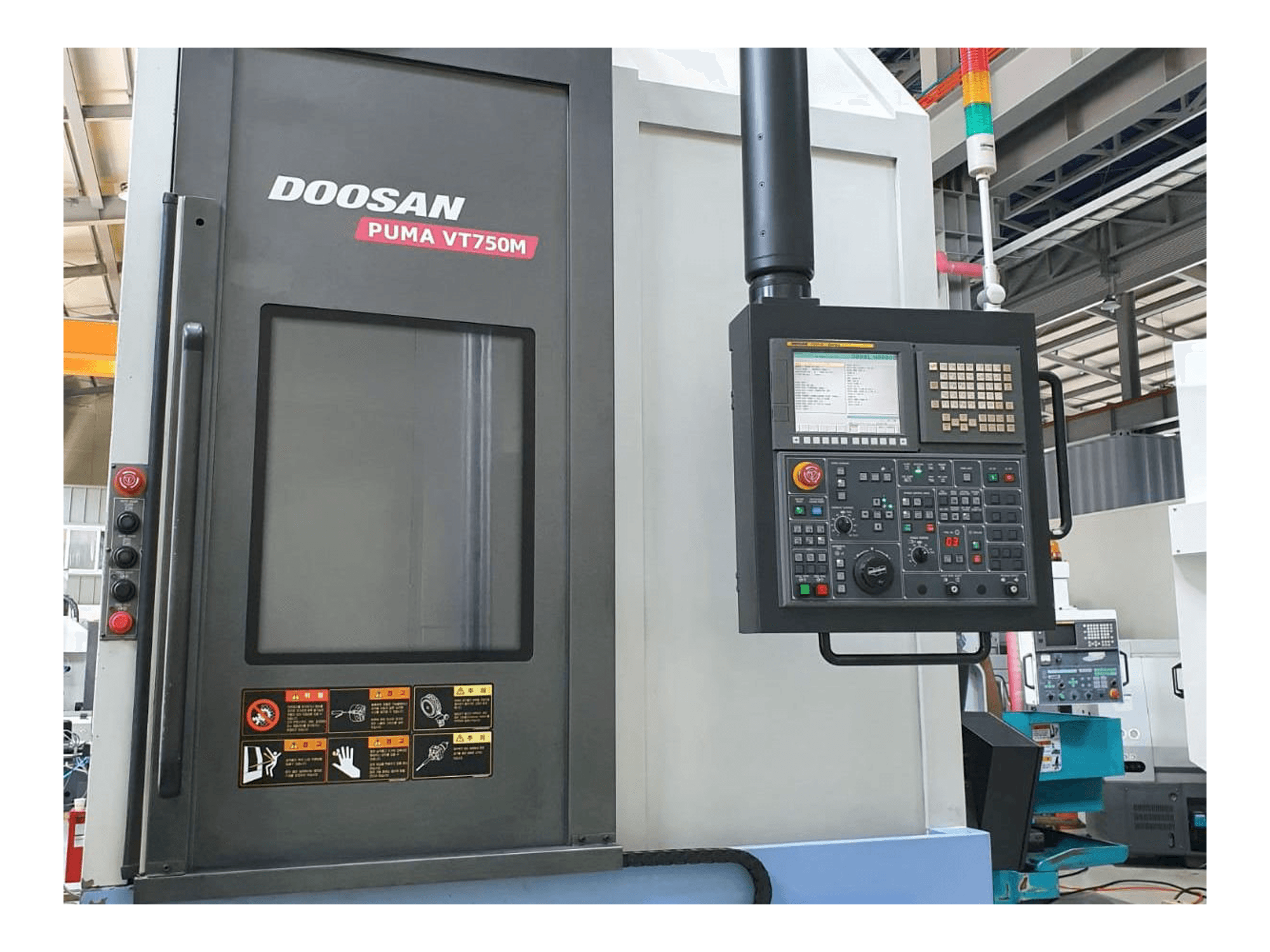 Vista frontale della macchina Doosan Puma VT750M