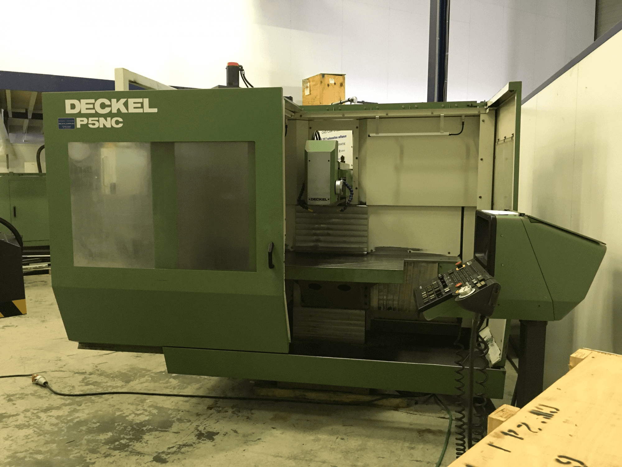 Vista frontale della macchina DECKEL FP5NC