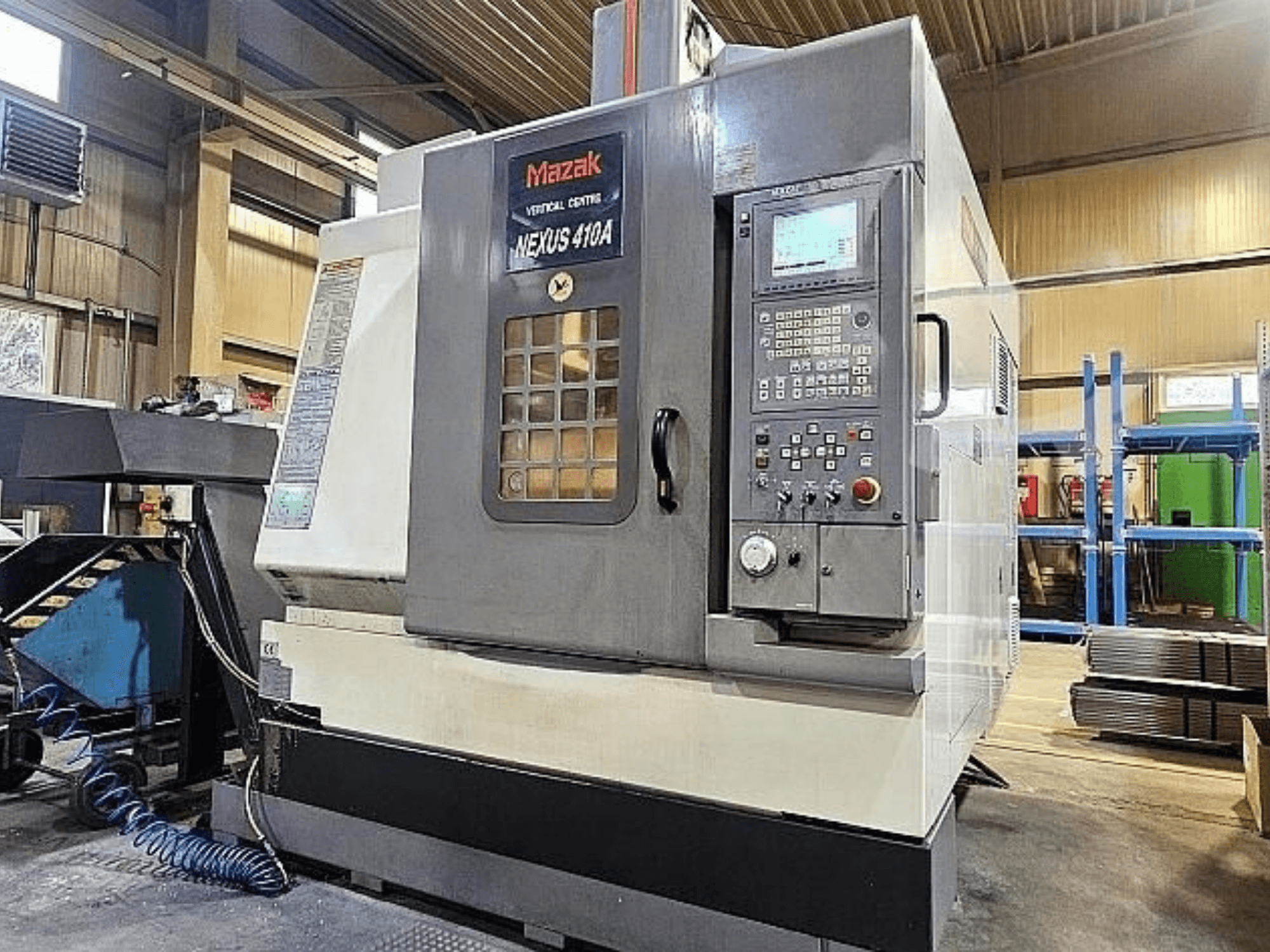 Centro di lavorazione verticale Mazak VCN-410A, vista laterale che mostra il pannello di controllo, il portautensili e le caratteristiche operative.