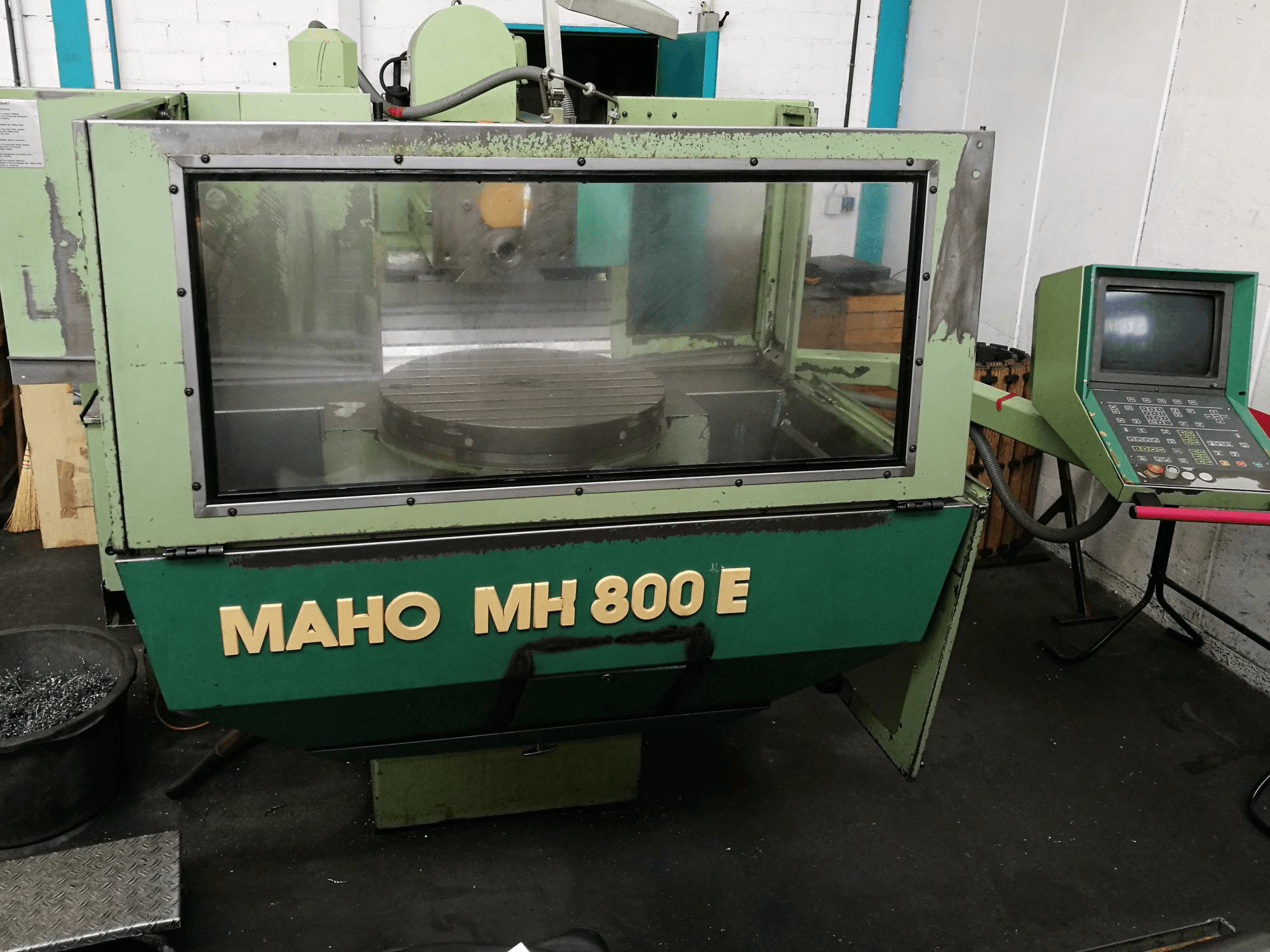 Vista frontale della macchina Maho MH 800 E