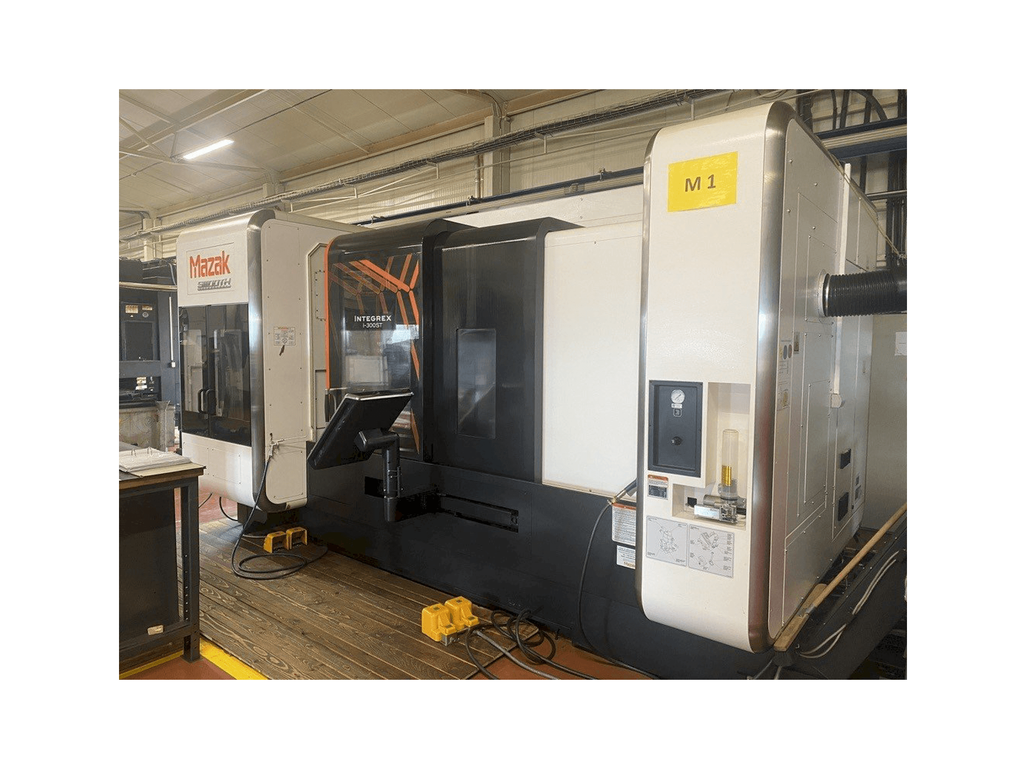 Vista frontale della macchina Mazak INTEGREX i-300 ST