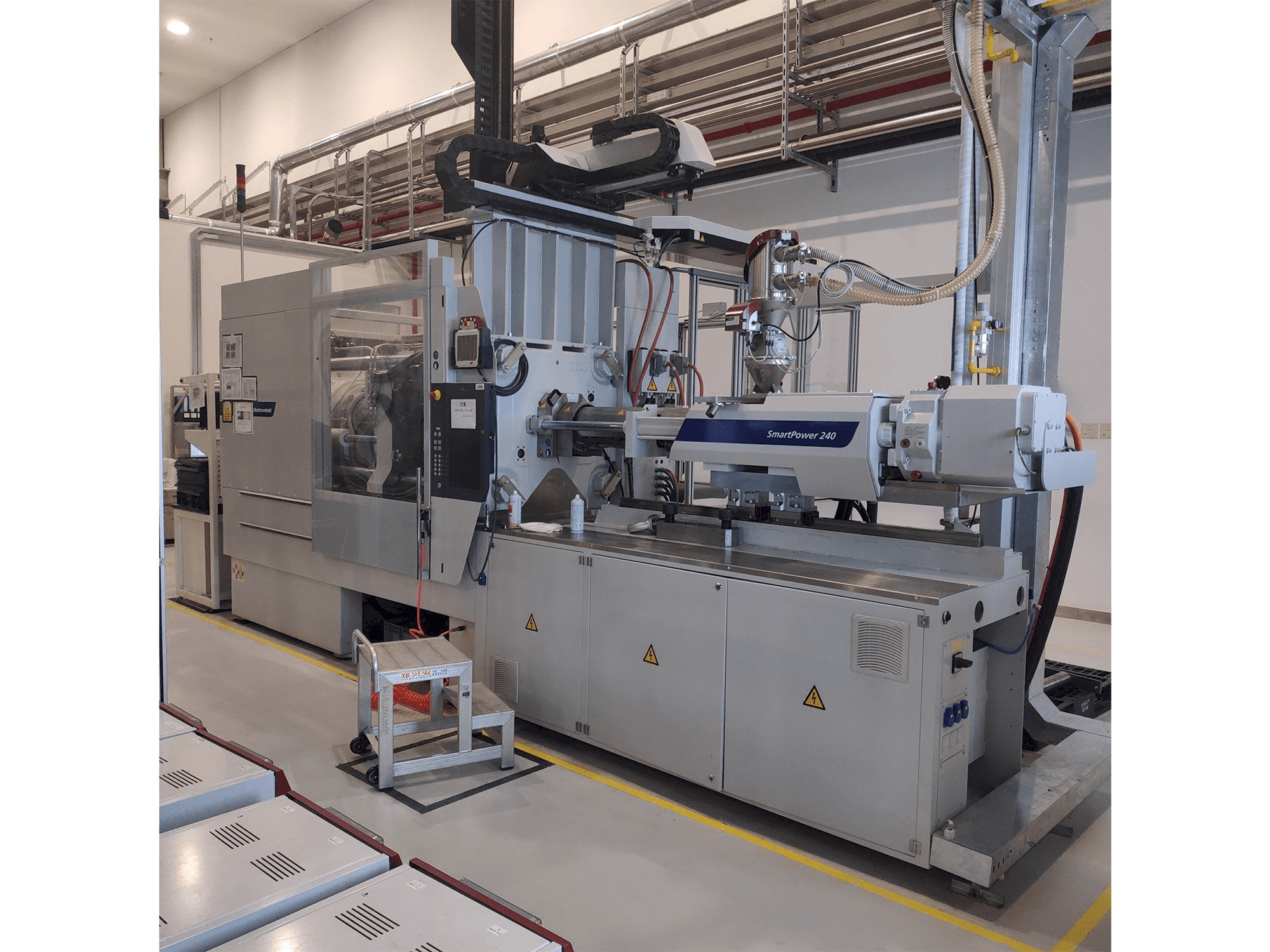 Vista frontale della macchina Battenfeld SmartPower 240-1000