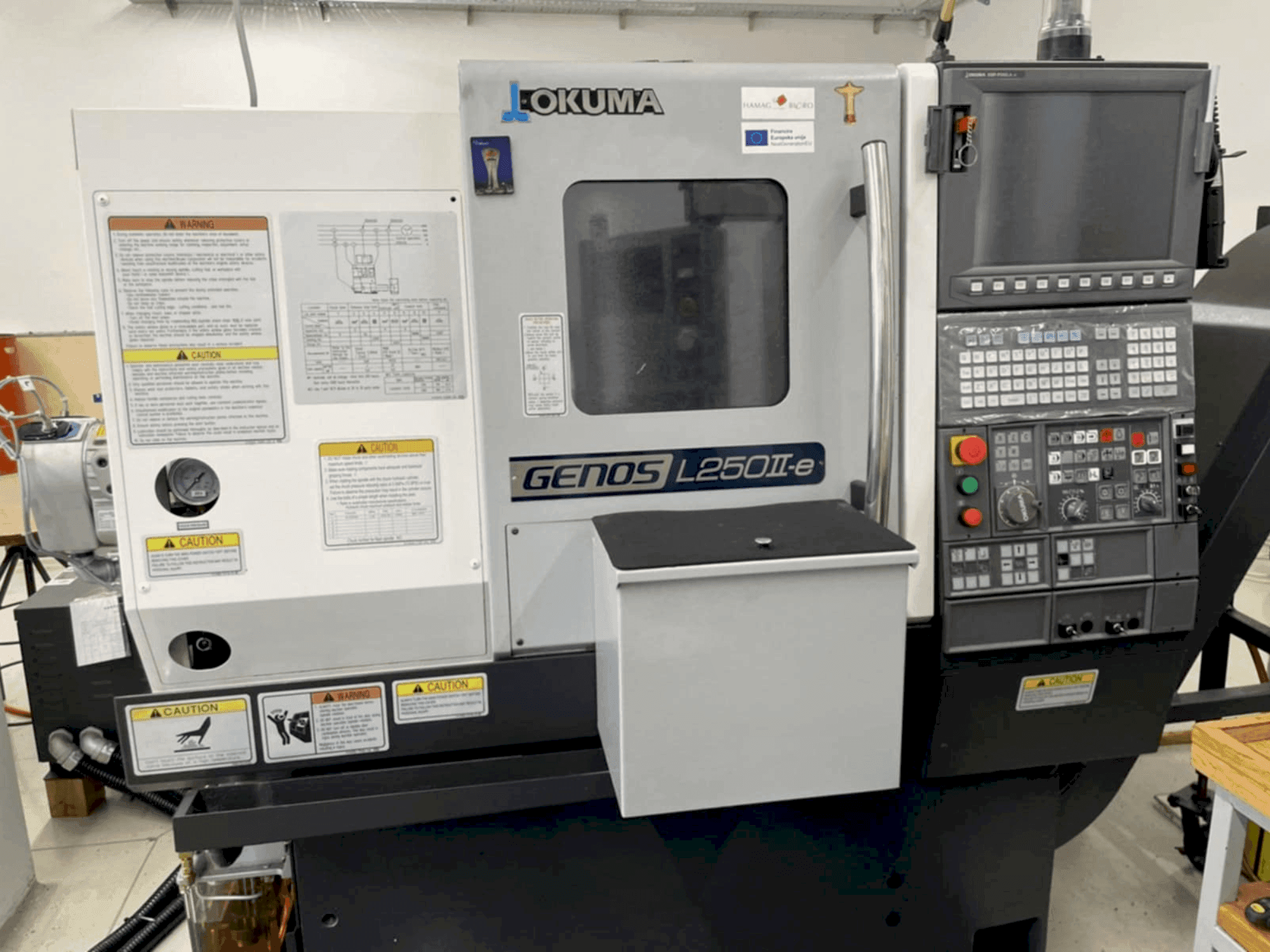 Vista frontale della macchina Okuma GENOS L250IIe