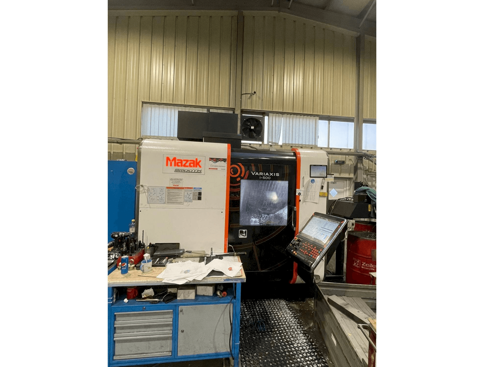 Vista frontale della macchina Mazak Variaxis i-500