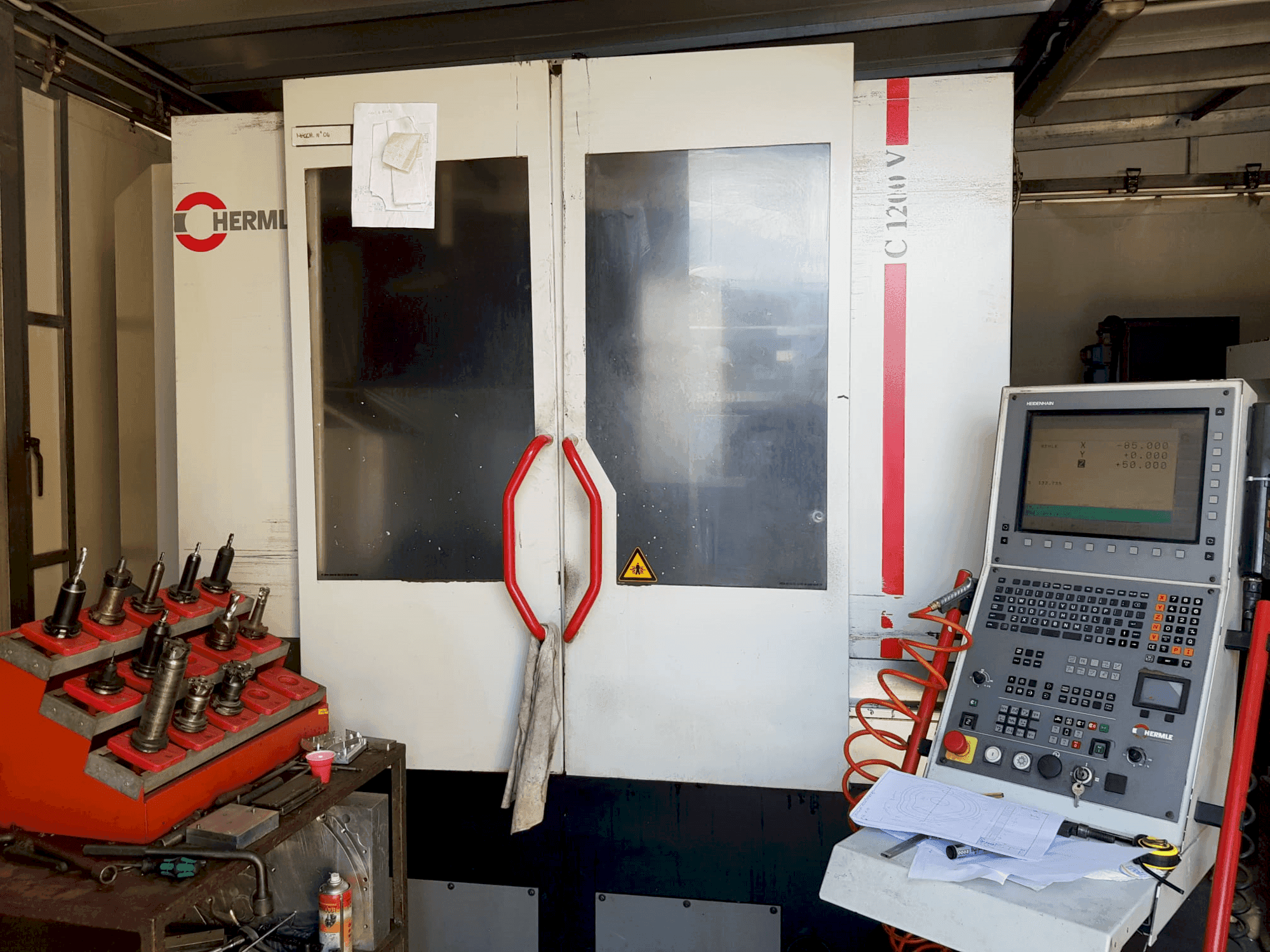 Vista frontale della macchina HERMLE C 1200 V