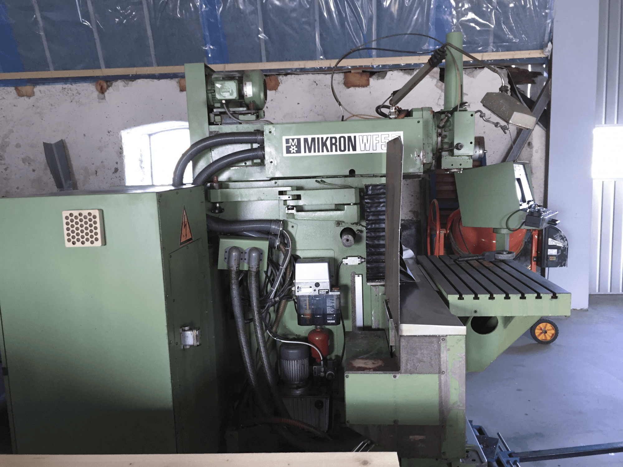 Vista frontale della macchina Mikron WF 5DCM/155