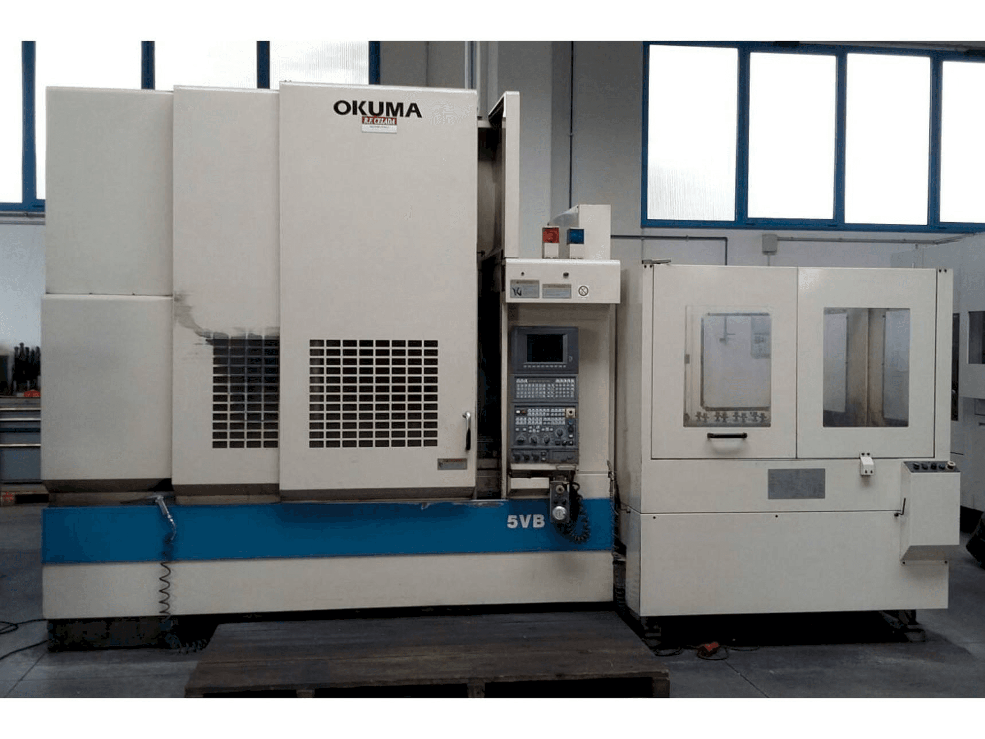 Vista frontale della macchina Okuma MX55 VB