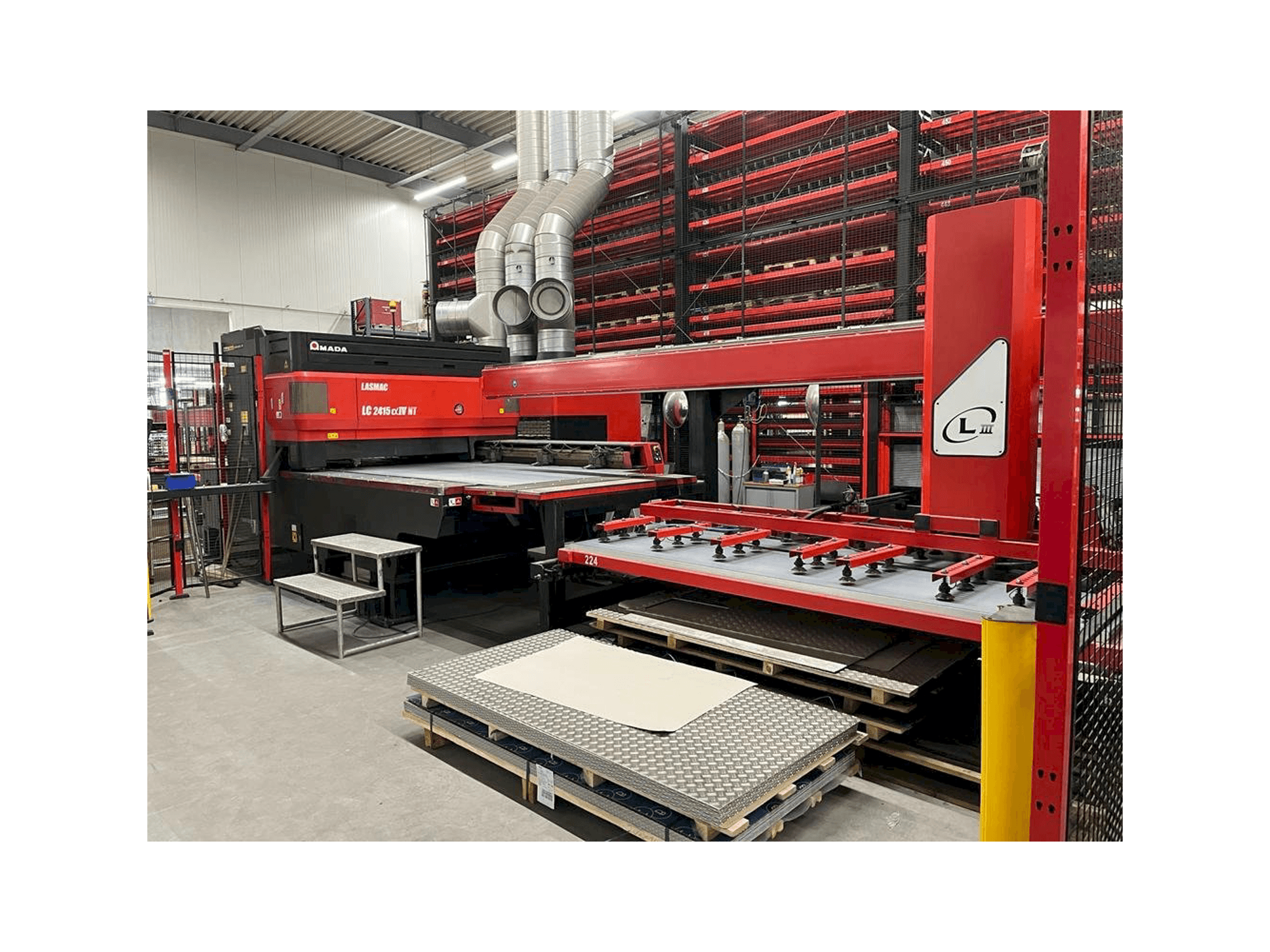 Vista frontale della macchina AMADA LC2415 a IV NT