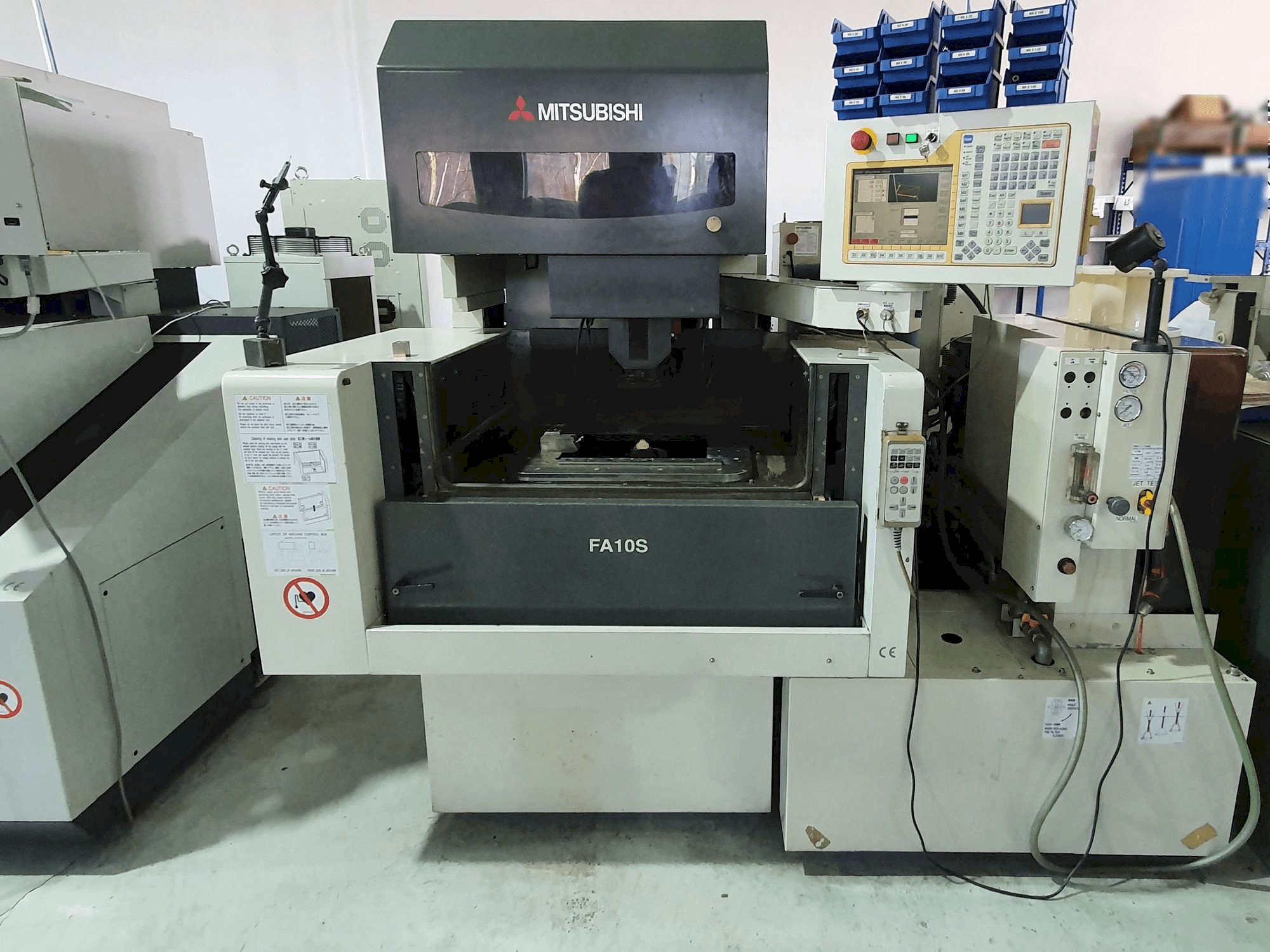 Vista frontale della macchina Mitsubishi FA10SM
