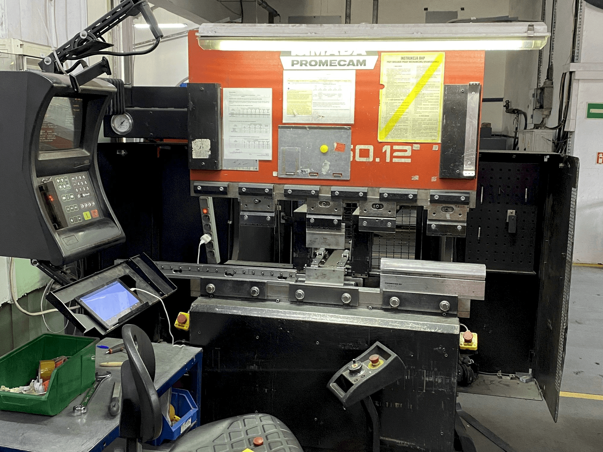 Vista frontale della macchina AMADA ITPS2 50-12