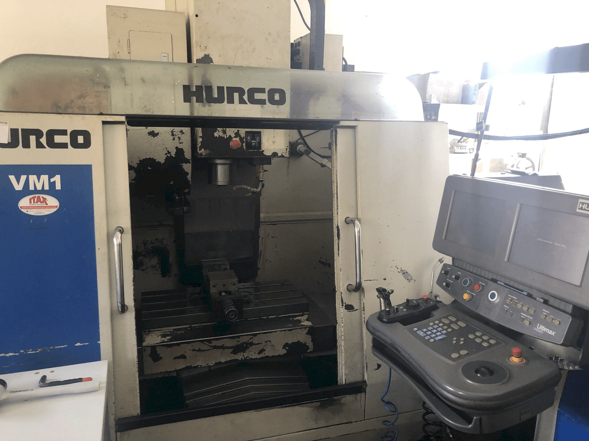 Vista frontale della macchina Hurco VM 1