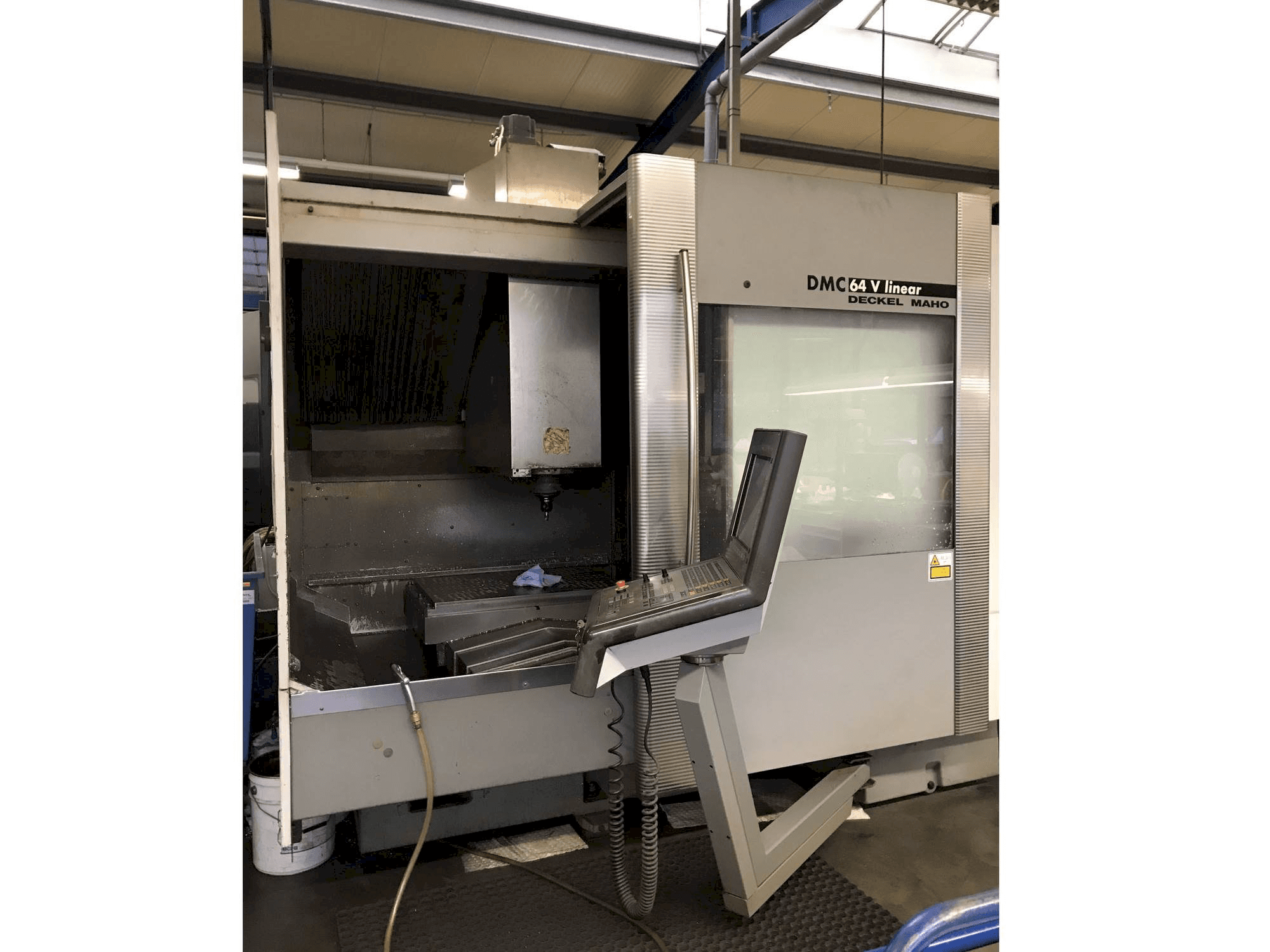 Vista laterale sinistra della macchina DECKEL MAHO DMC 64V Linear