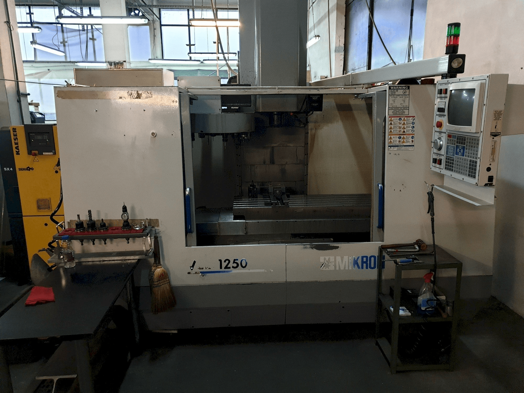 Vista frontale della macchina MIKRON-HAAS VCE 1250