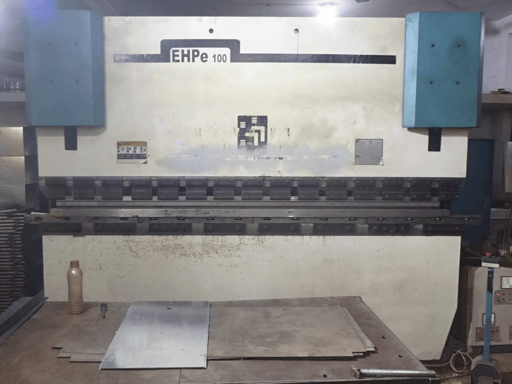 Vista frontale della macchina Hindustan Hydraulics EHP E 100