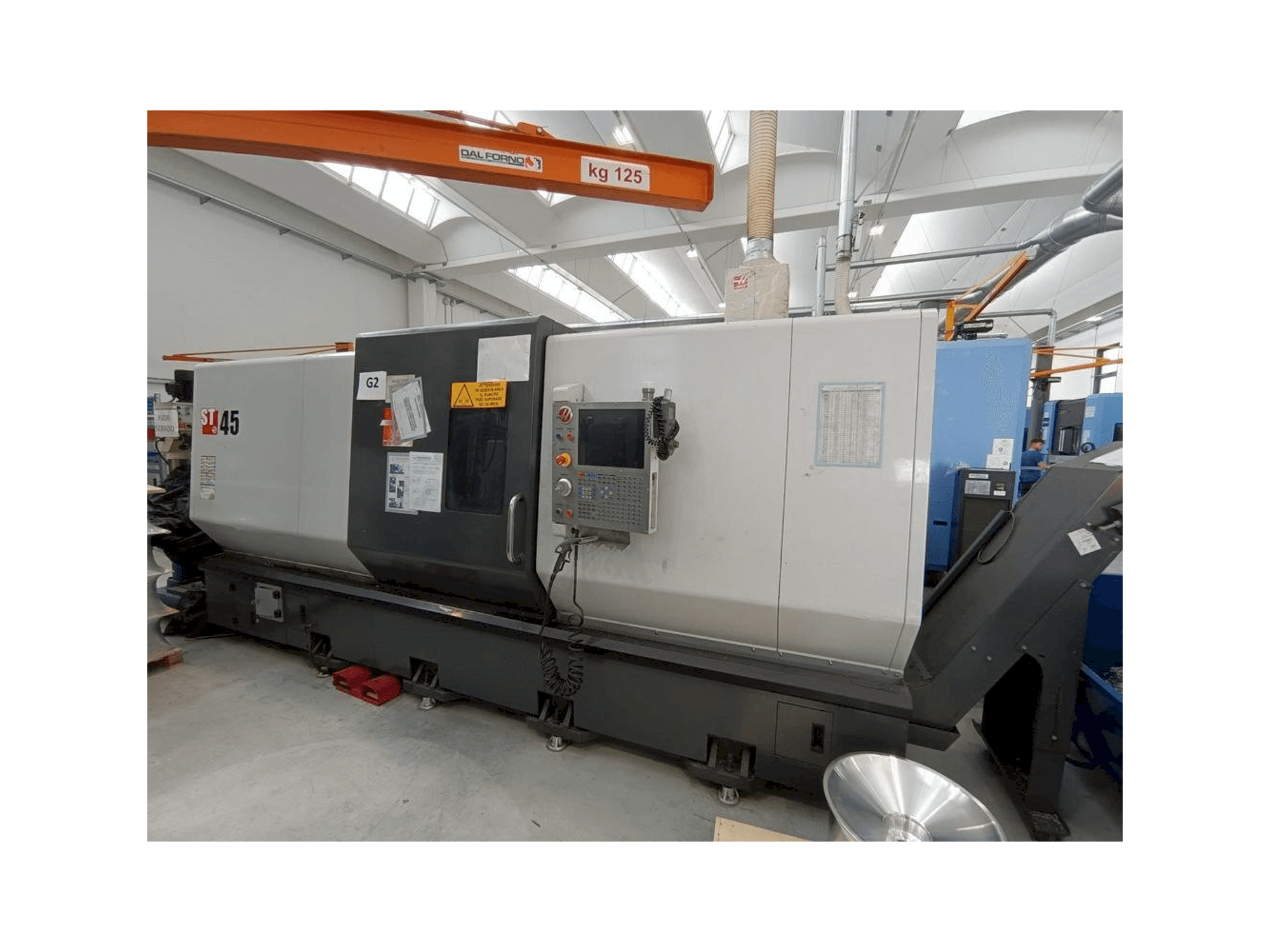 Vista frontale della macchina HAAS ST 45