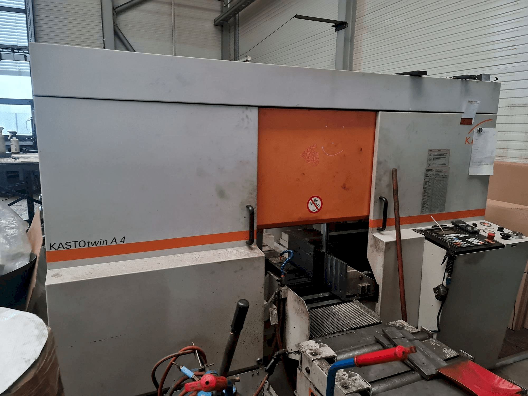 Vista frontale della macchina KASTO twin A4