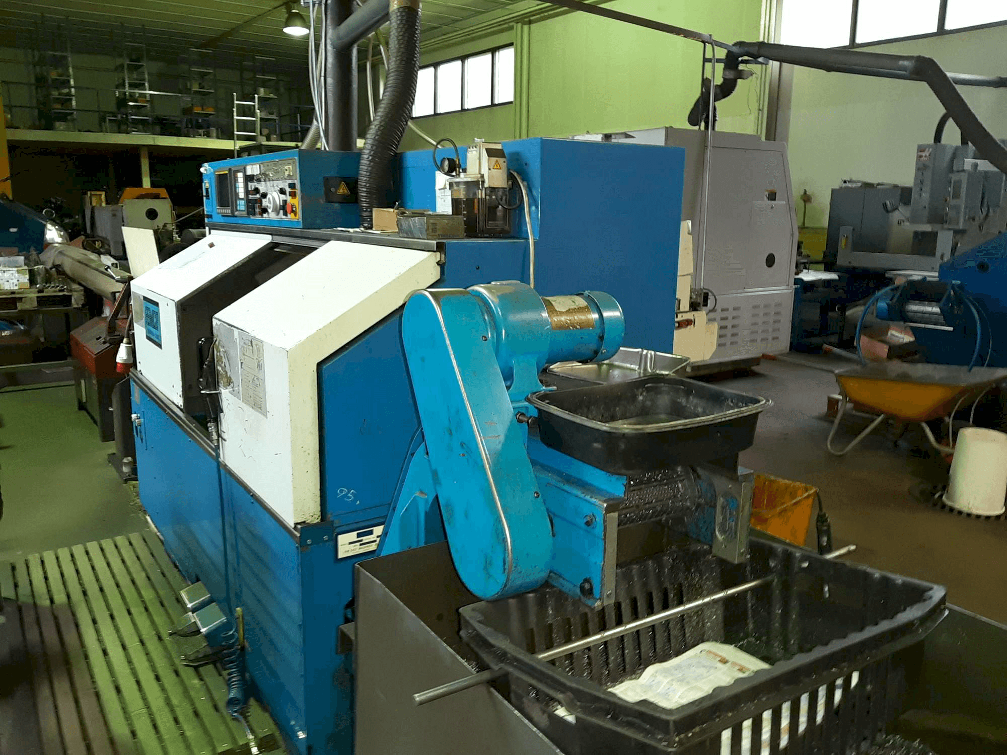 Vista frontale della macchina FEMCO Durga 25E