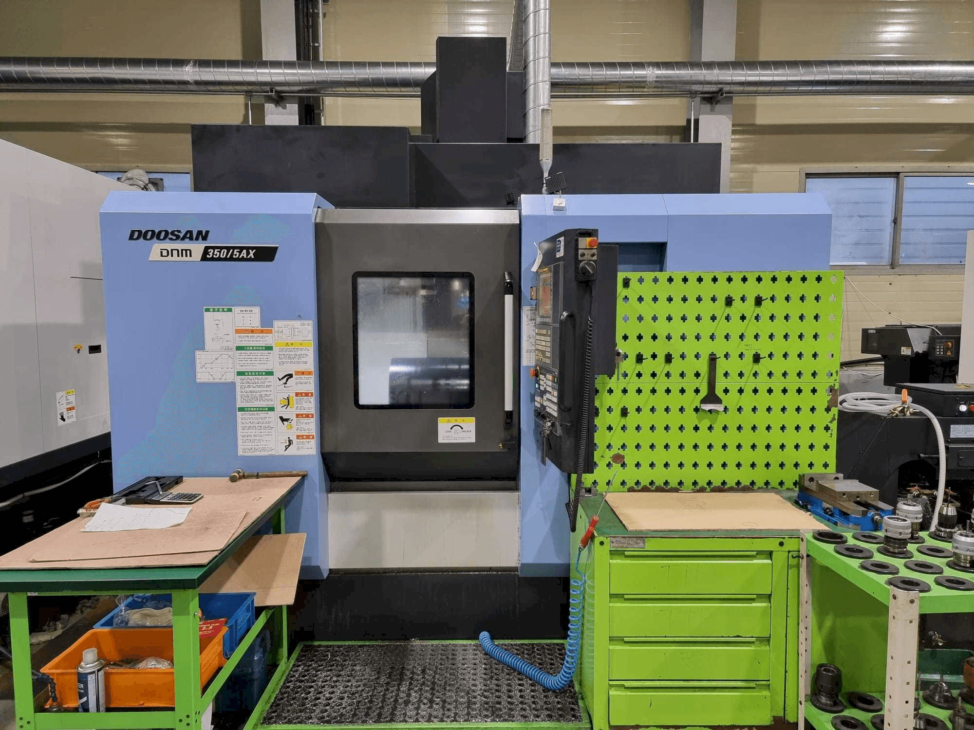 Vista frontale della macchina Doosan DNM350/5AX