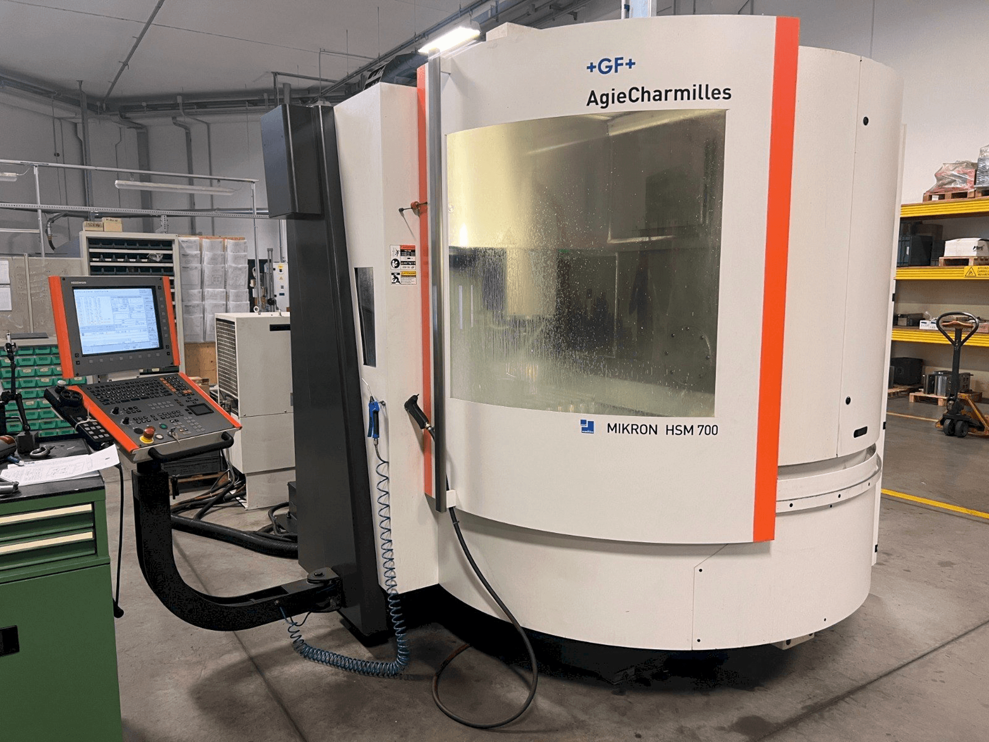 Vista frontale della macchina AgieCharmilles MIKRON HSM 700