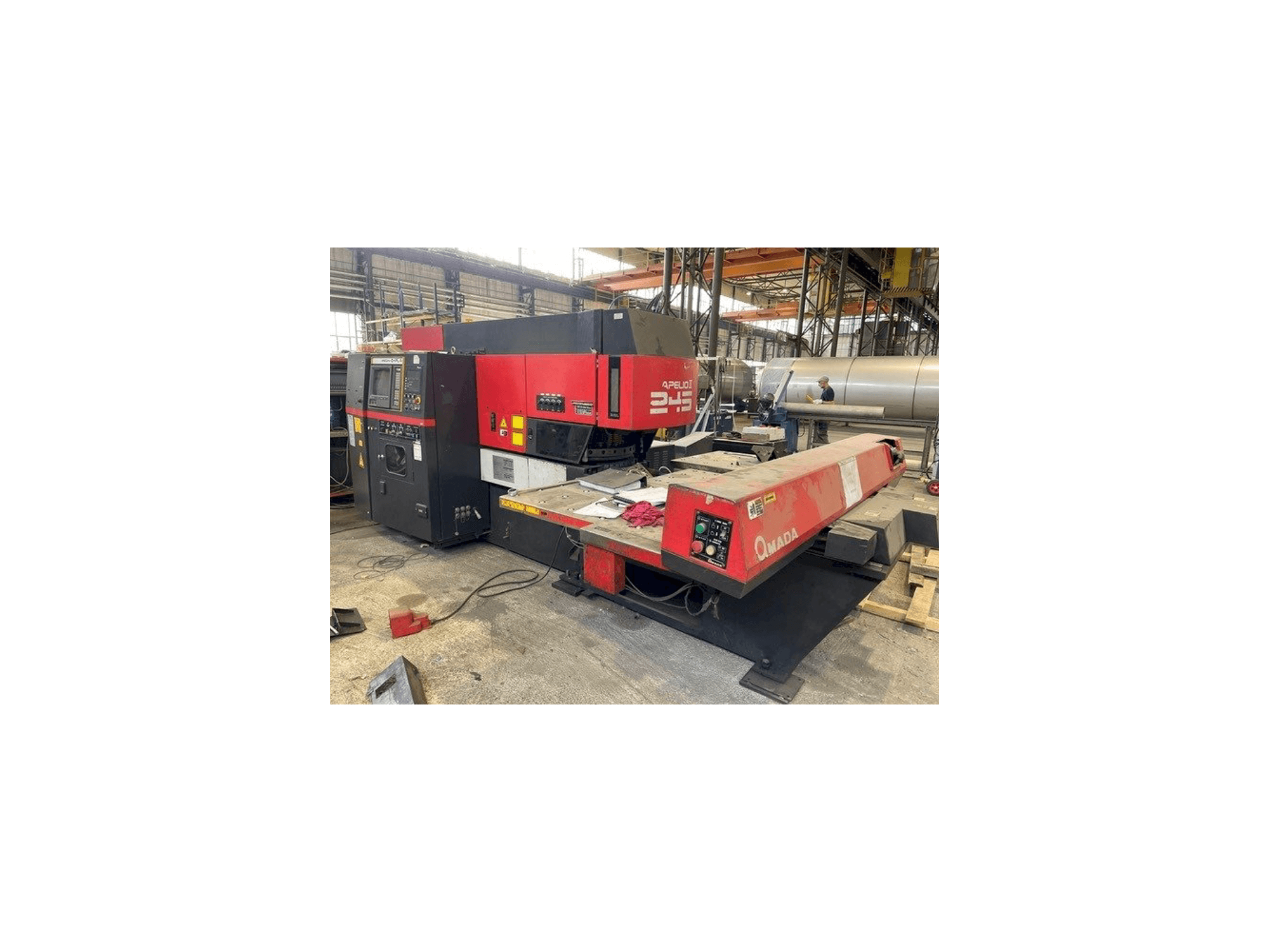 Vista frontale della macchina AMADA Apelio II 245