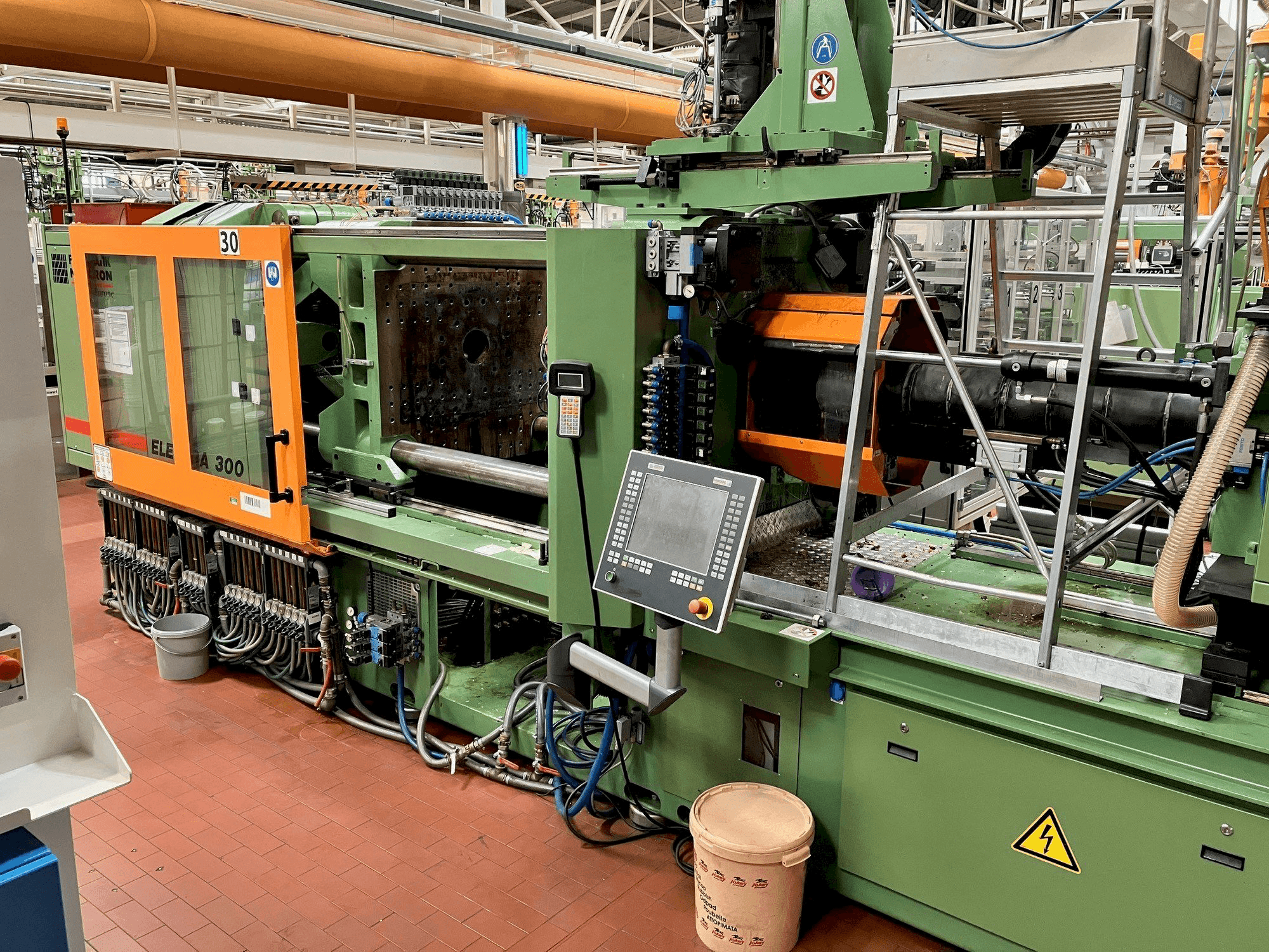 Vista frontale della macchina FERROMATIK MILACRON Europe Elektra 300