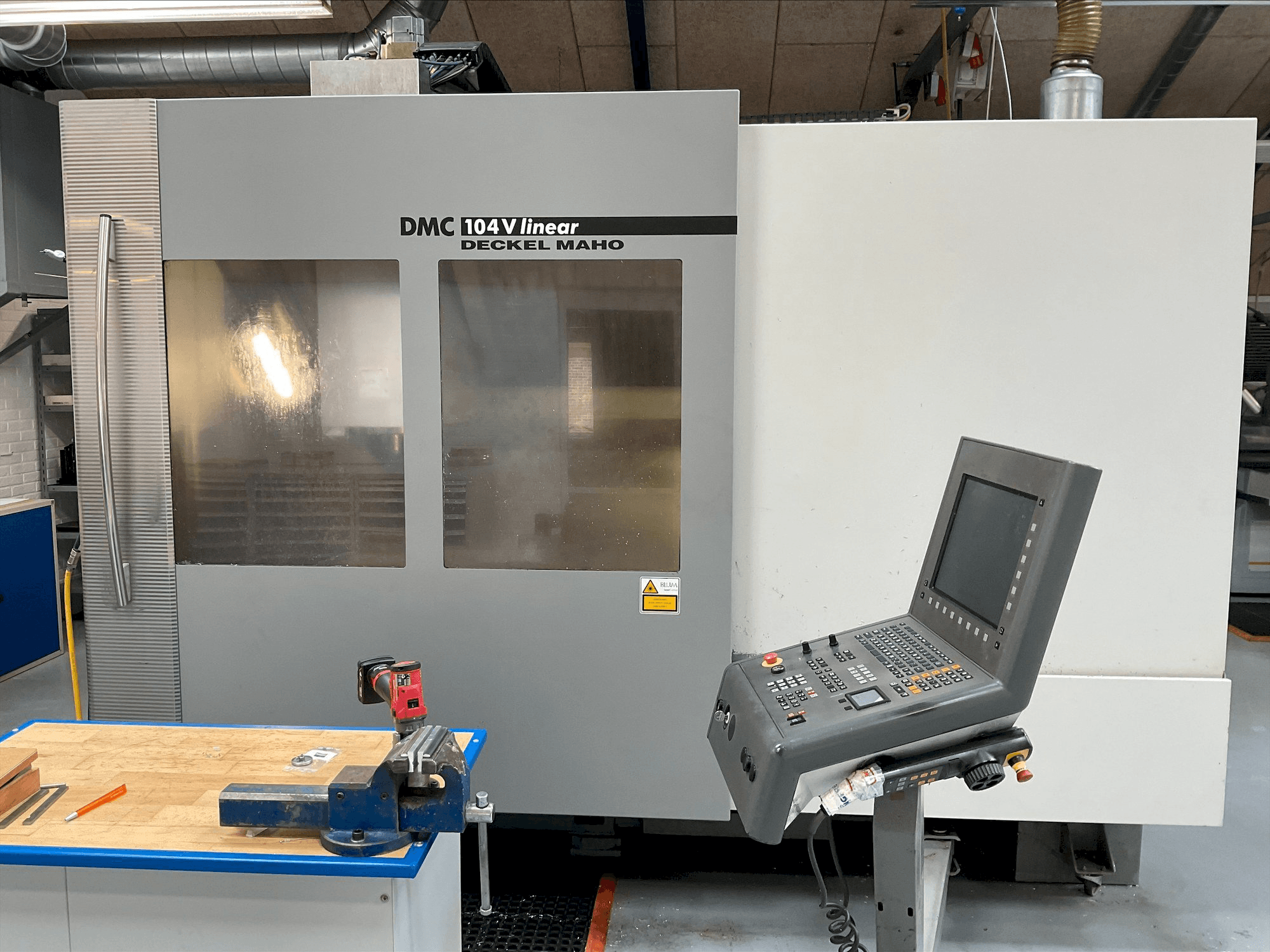 Vista frontale della macchina DMG MORI DMC 104V linear
