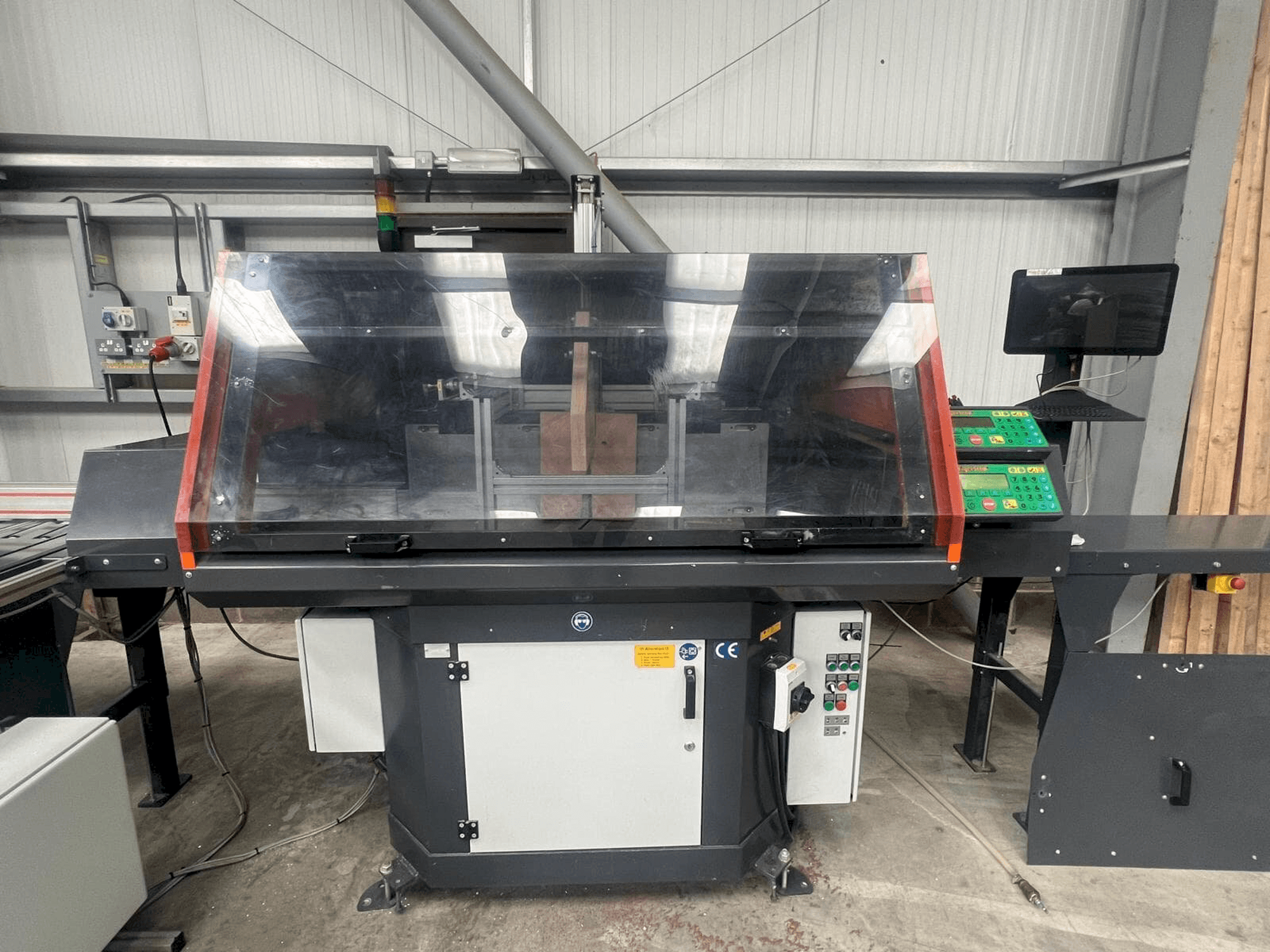 Vista frontale della macchina TIGER UKA 600 Cross cut installation