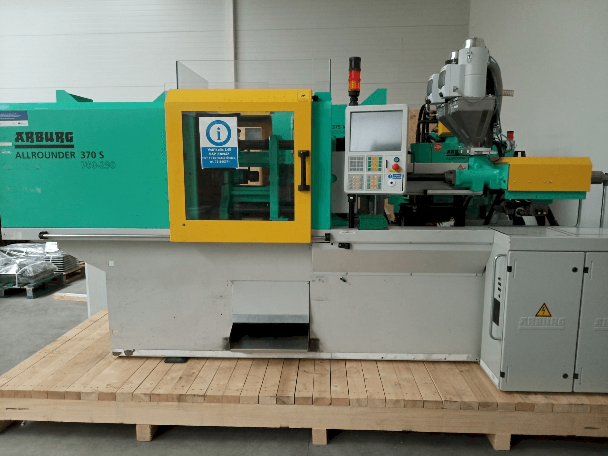 Vista frontale della macchina Arburg Allrounder 370S 700–290