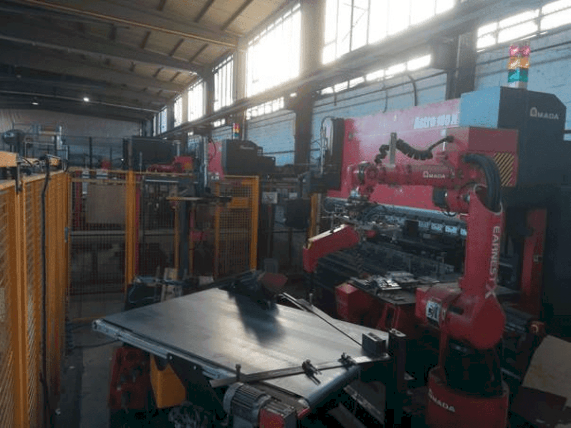 Vista frontale della macchina AMADA Astro 100 NT