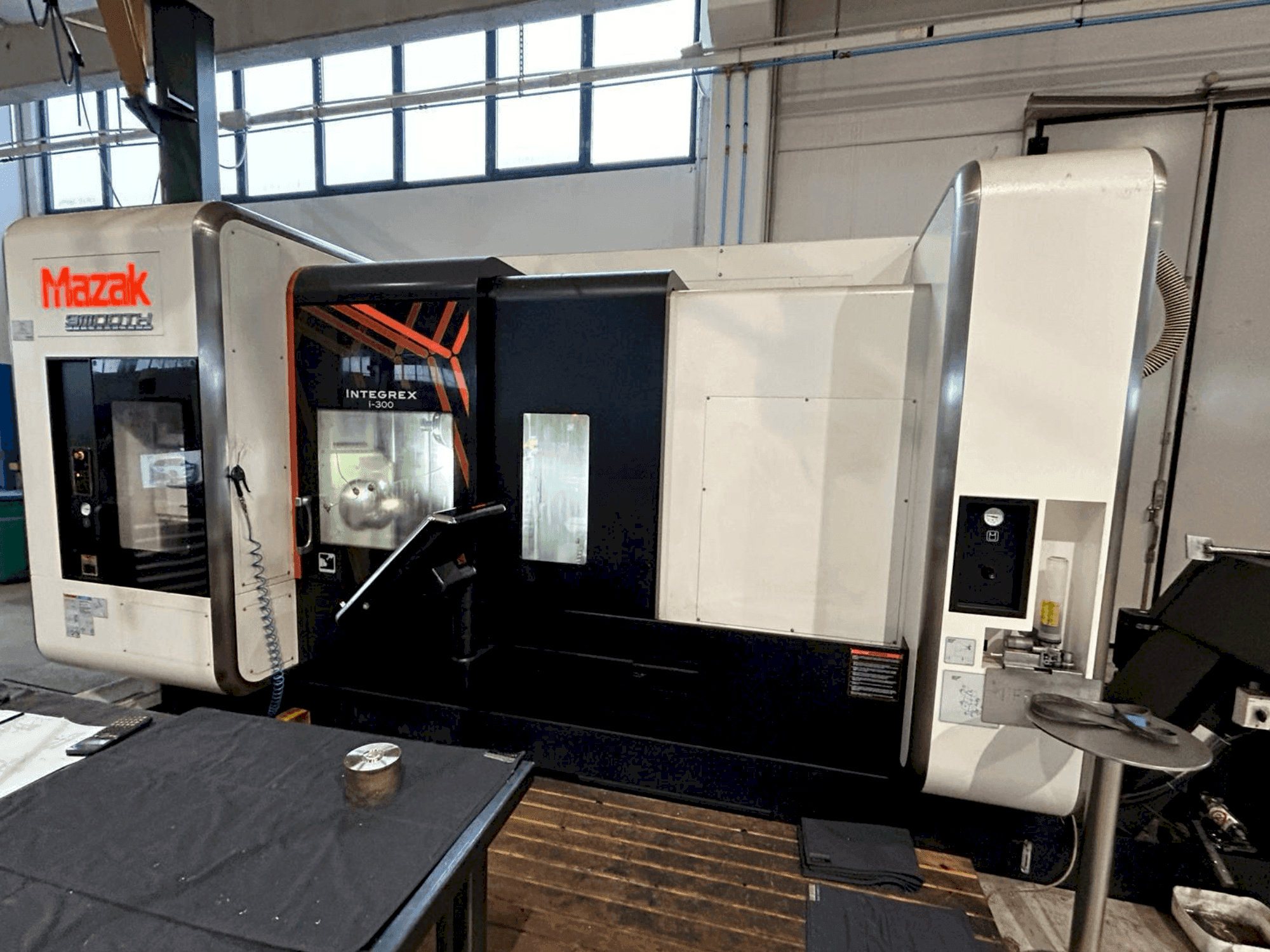 Vista frontale della macchina Mazak INTEGREX i-300