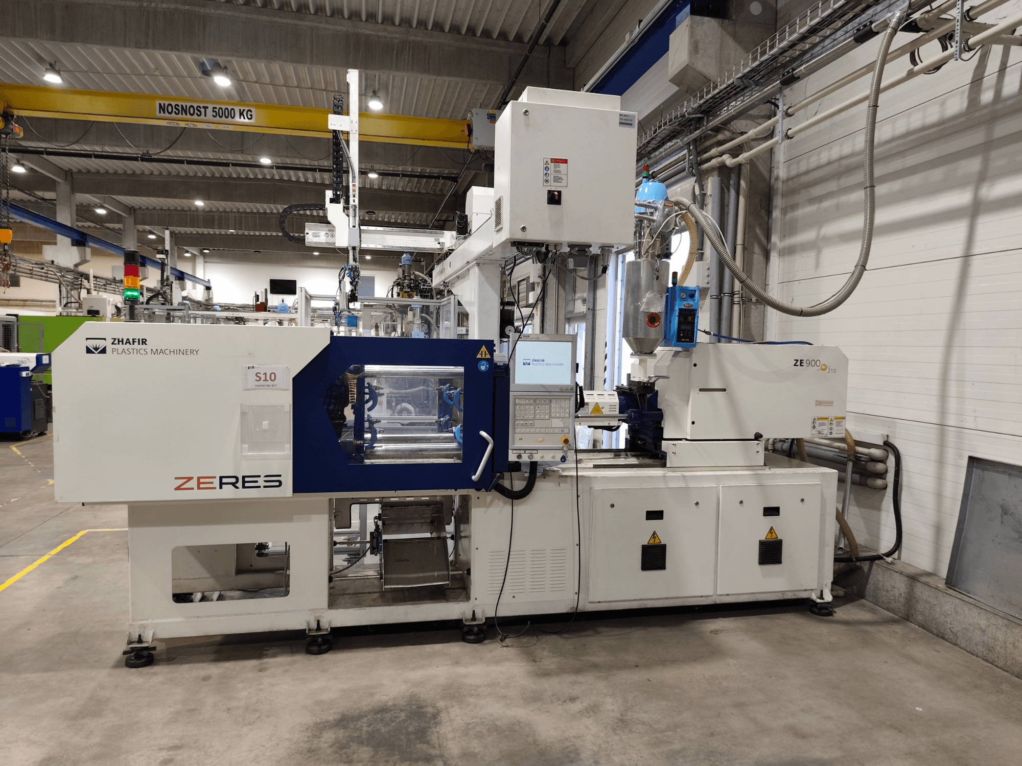 Macchina per lo stampaggio a iniezione elettrica ZHAFIR ZERES ZE900/210B, vista frontale che mostra il pannello di controllo e l'area di stampaggio.
