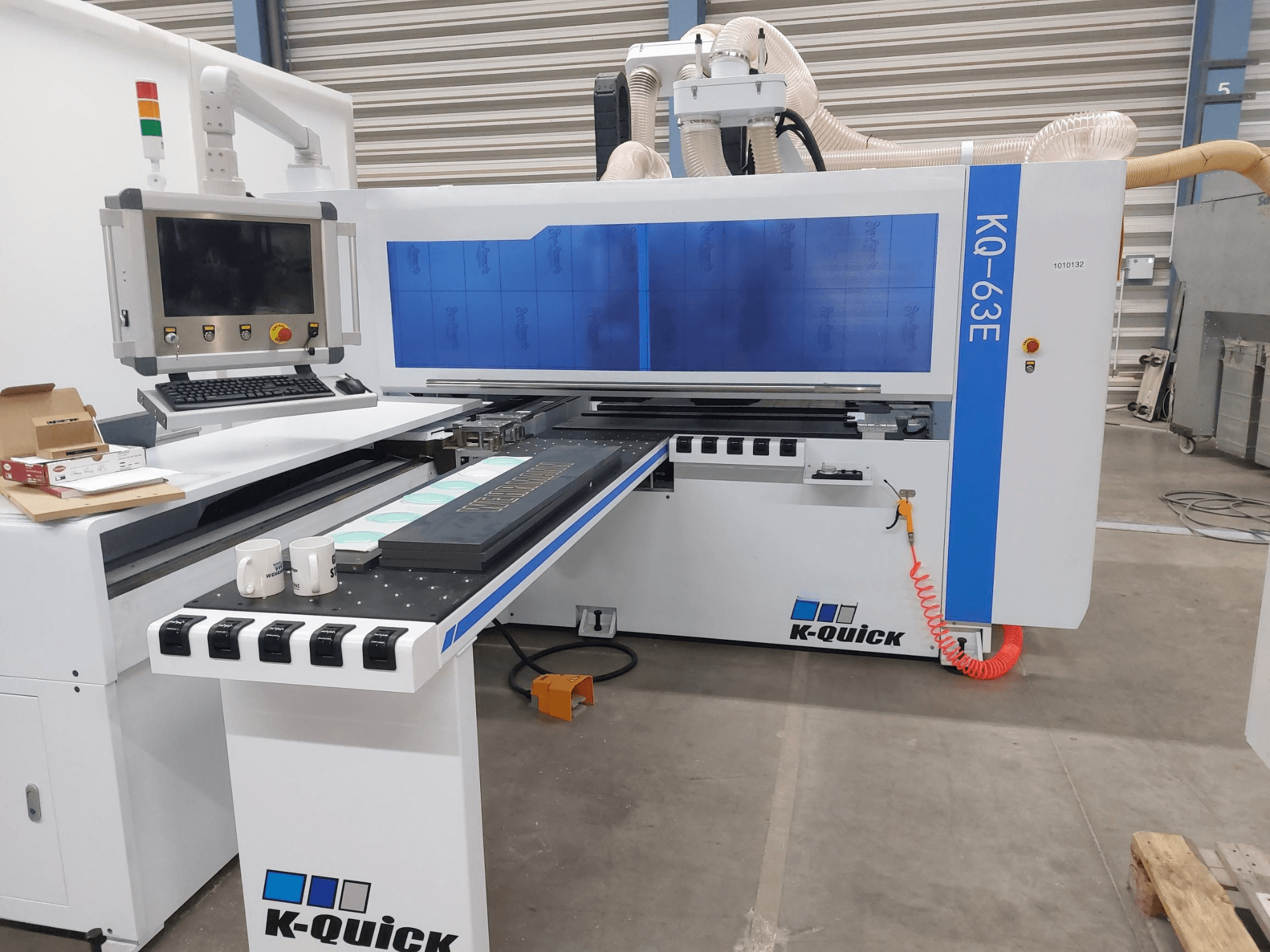 Macchina CNC K-Quick KQ-63E vista dal lato anteriore, con pannello di controllo, pianale e posizionamento visibile degli utensili.