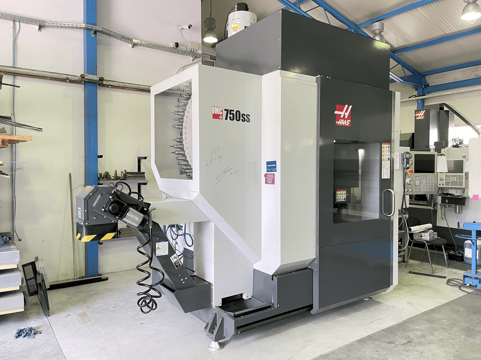 Vista frontale della macchina HAAS UMC 750 SS